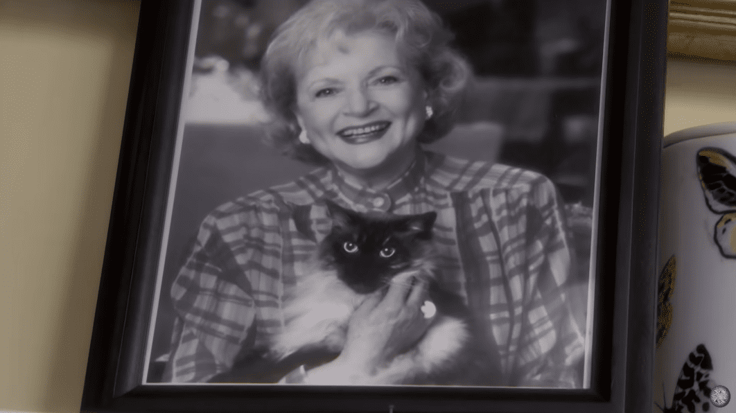 La première dame de la télévision, Betty White, fait visiter son manoir et montre ses souvenirs et son héritage | Photo : youtube/kinetictv