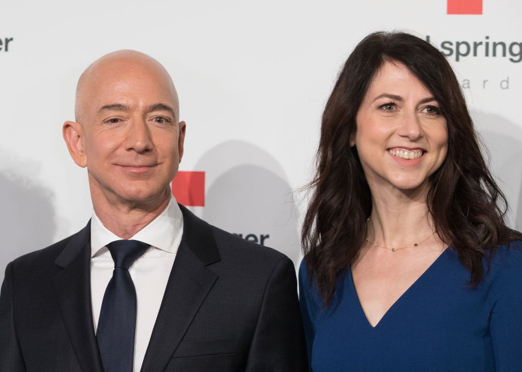 Chef d'Amazon Jeff Bezos et MacKenzie Bezos arrivent pour la cérémonie de remise des prix Axel Springer. | Photo : Getty Images