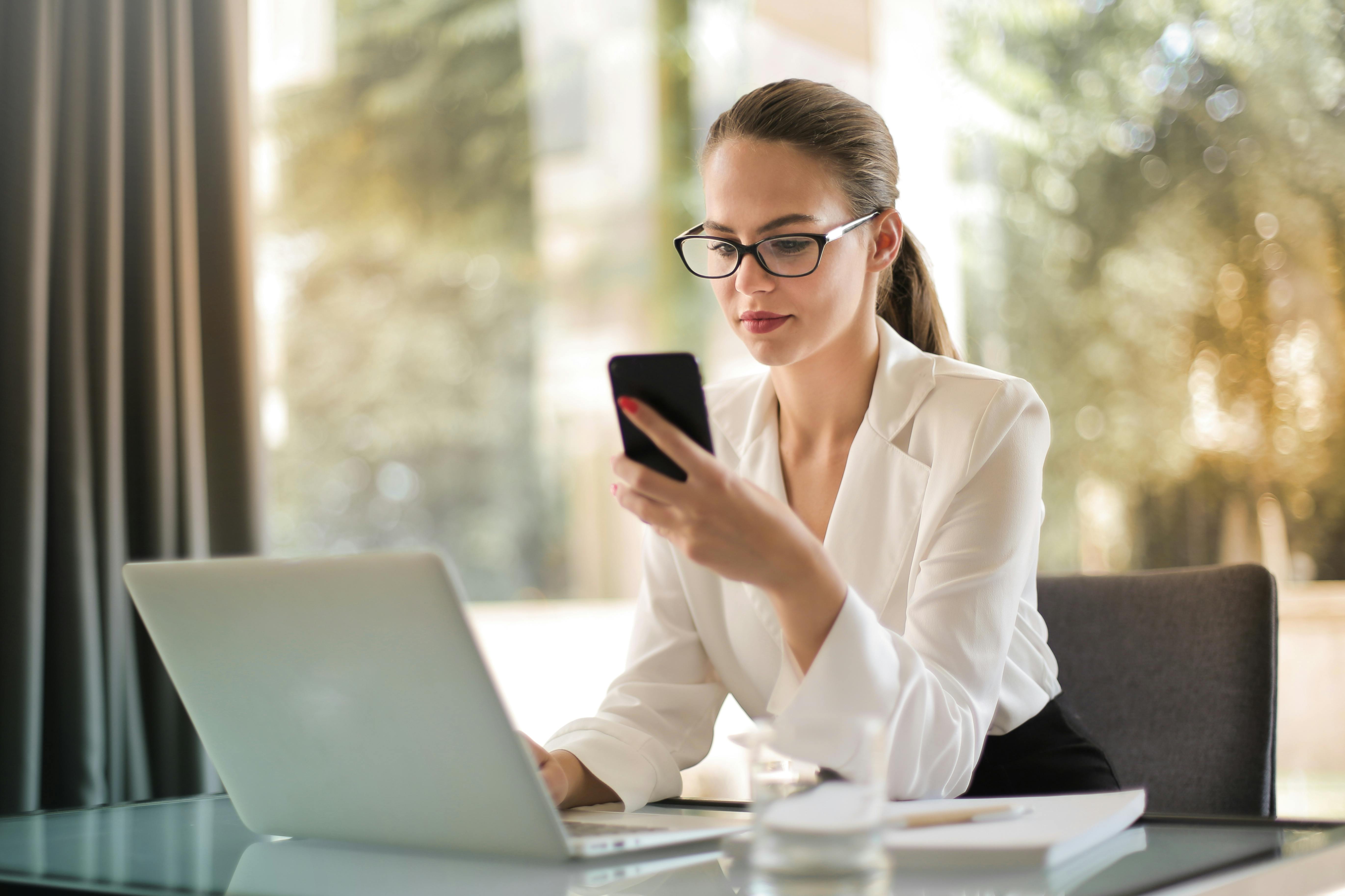 Une femme qui regarde son téléphone | Source : Pexels