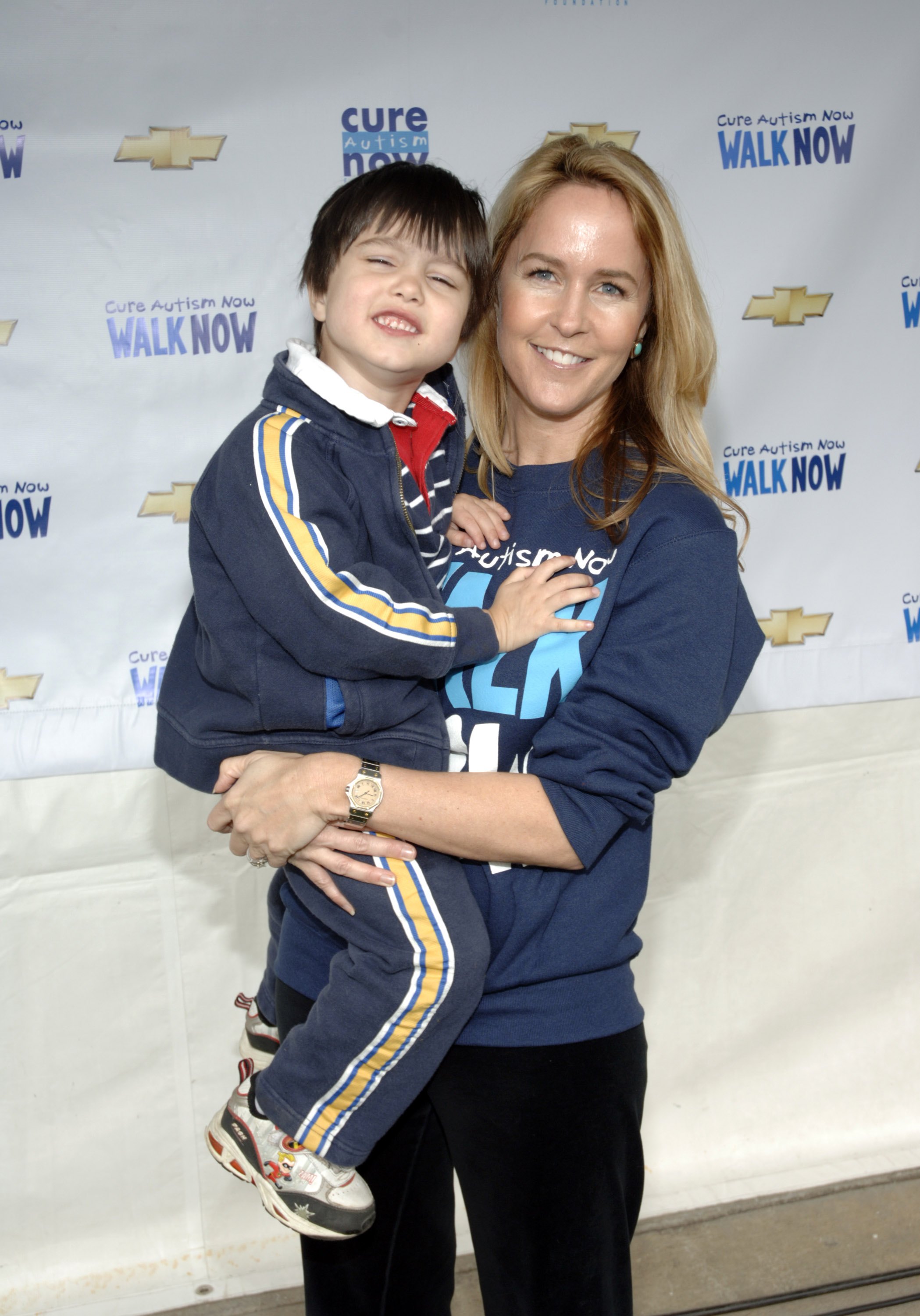 Erin Murphy avec son fils Parker lors de la 4e marche annuelle de CURE Autism Now, le 22 avril 2006, à Pasadena, en Californie. | Source : Getty Images