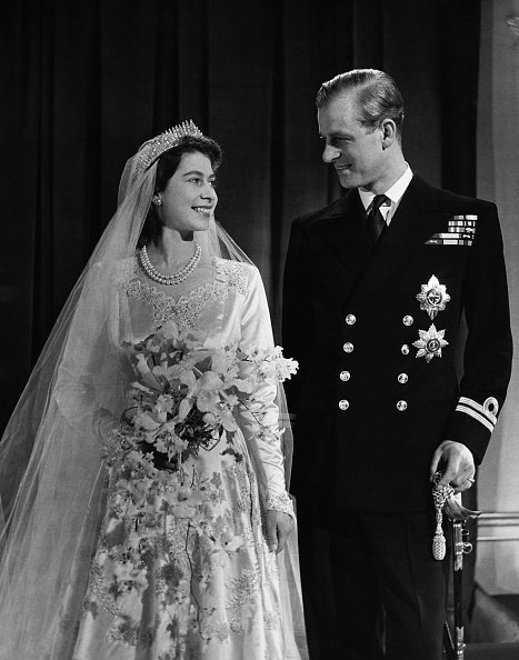 La princesse Elizabeth, devenue la reine Elizabeth II avec son mari Phillip, duc d'Edimbourg, après leur mariage, 1947 | Photo : Getty Images