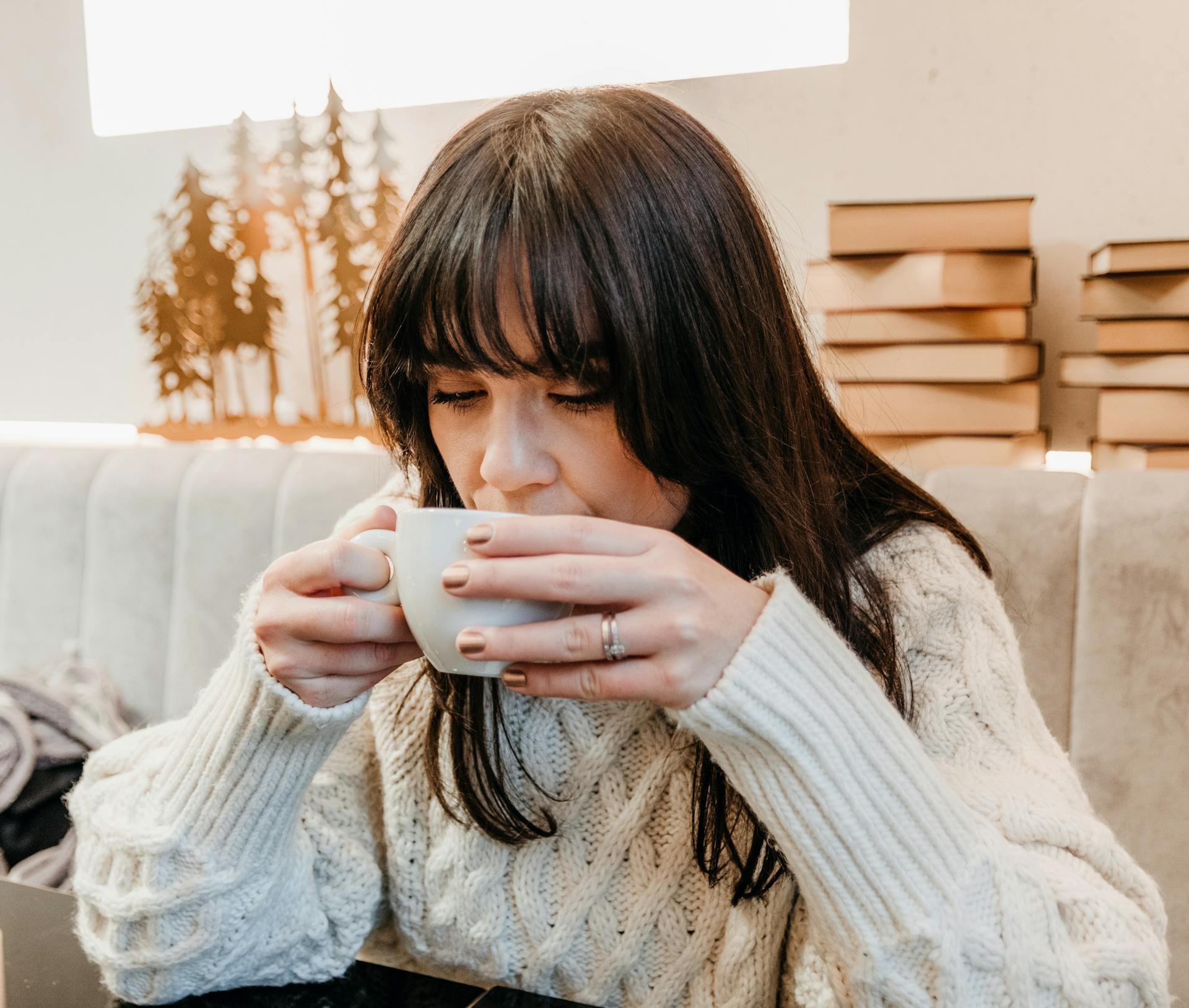 Une femme buvant une tasse de boisson | Source : Pexels