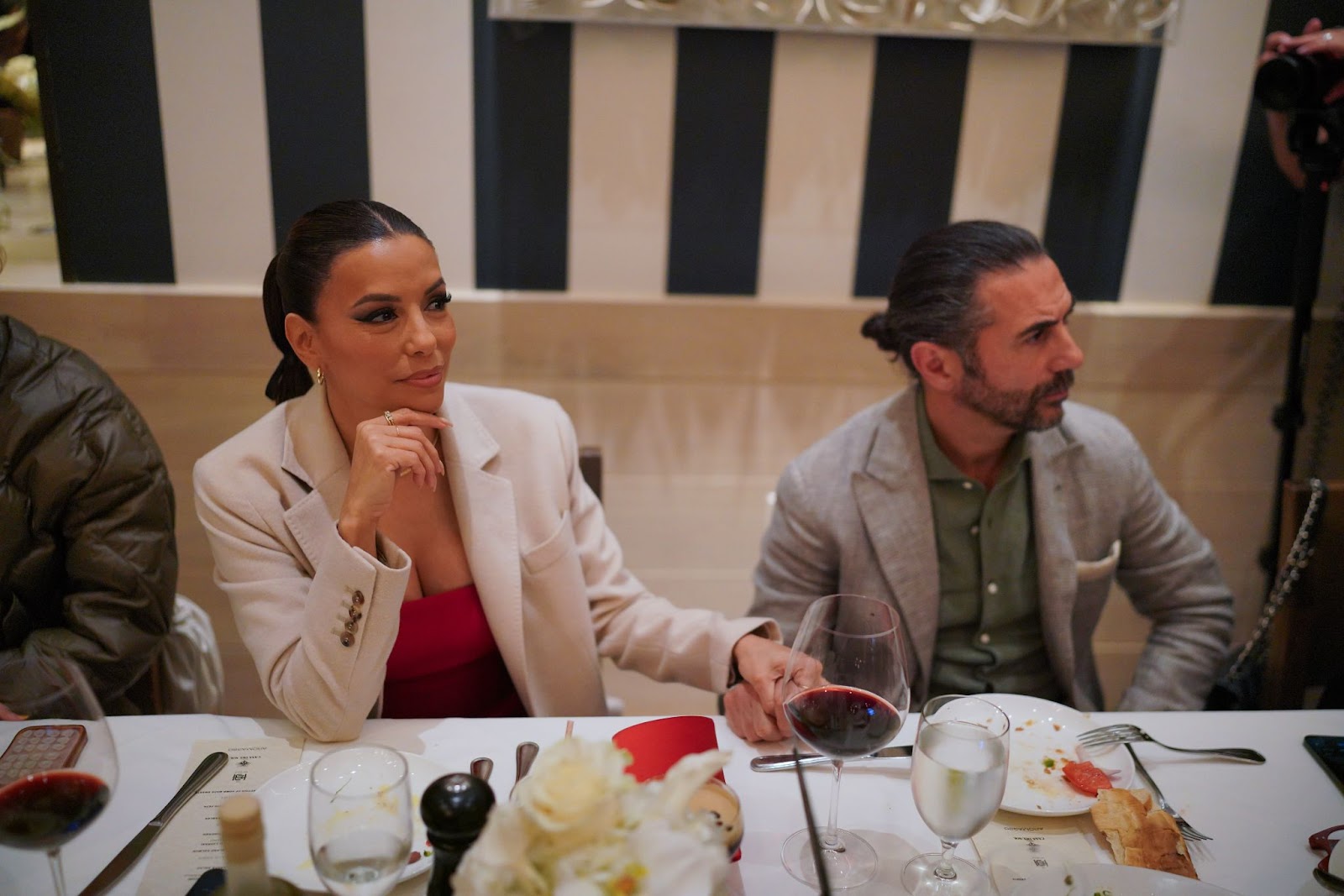 Eva Longoria et José Bastón lors d'un événement célébrant l'actrice, le 30 avril 2024, à Beverly Hills, en Californie. | Source : Getty Images