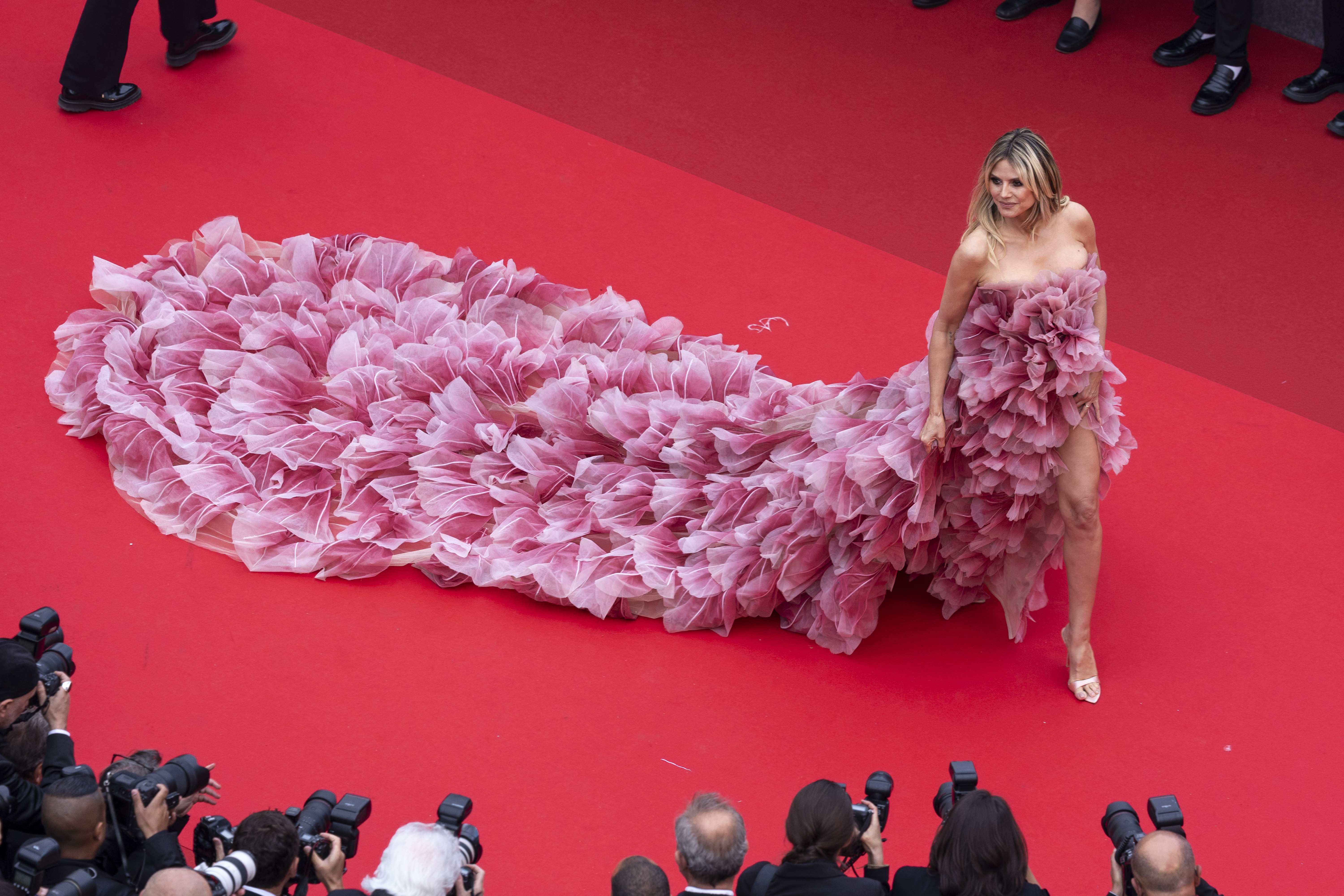 Un dernier regard sur l'ensemble de la robe de Heidi Klum - parce que son exécution, et la femme qui la porte, ne sont rien de moins qu'un chef-d'œuvre.