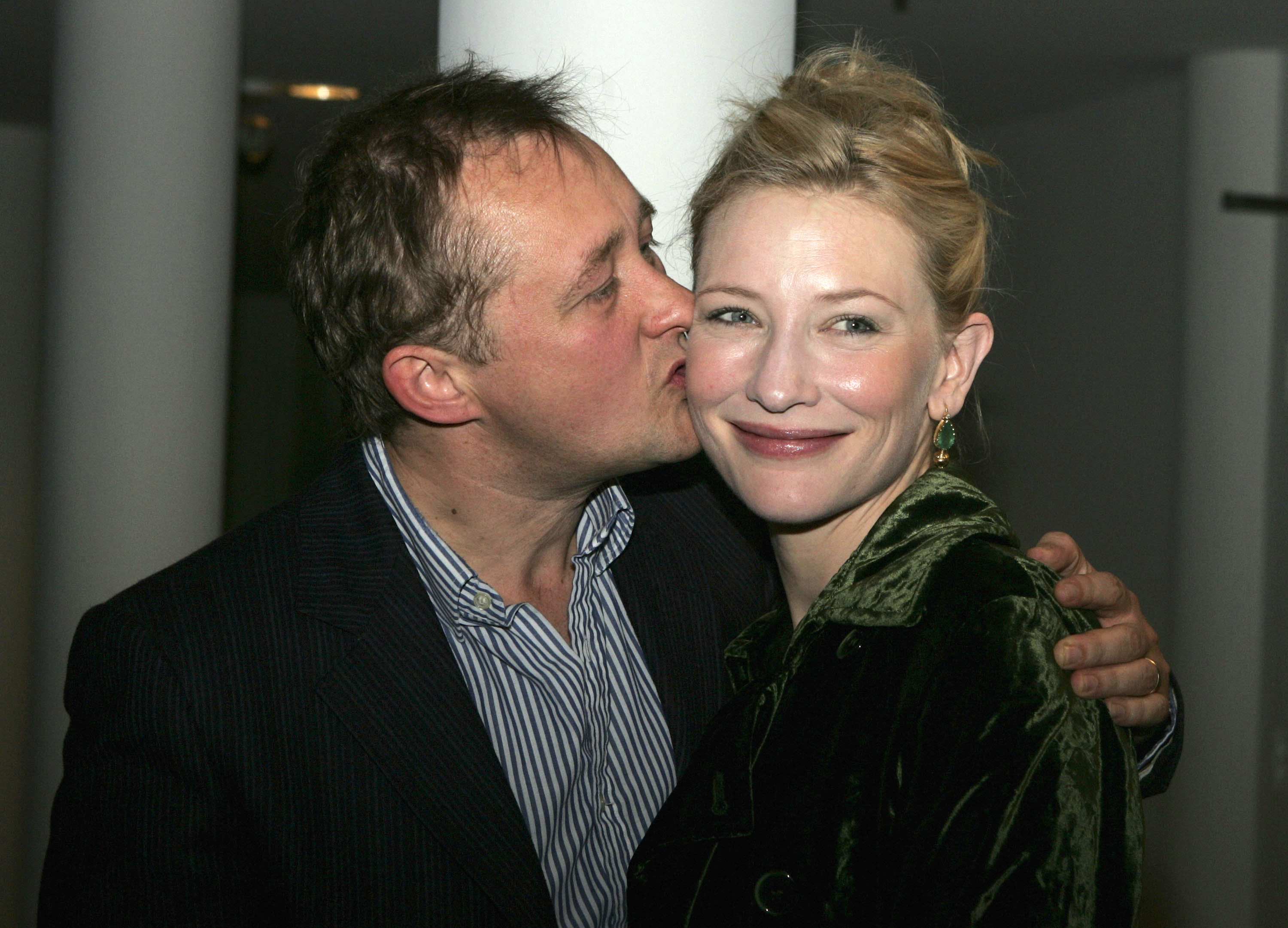 Andrew Upton embrasse Cate Blanchett lors de la soirée d'ouverture du film "Hedda Gabler", le 27 juillet 2004, à Sydney, en Australie. | Source : Getty Images
