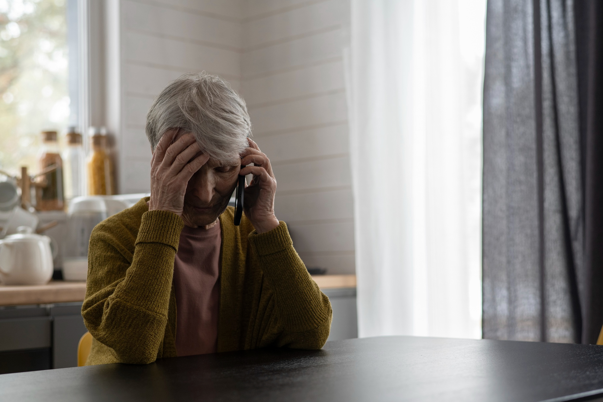 Une femme bouleversée lors d'un appel | Source : Freepik