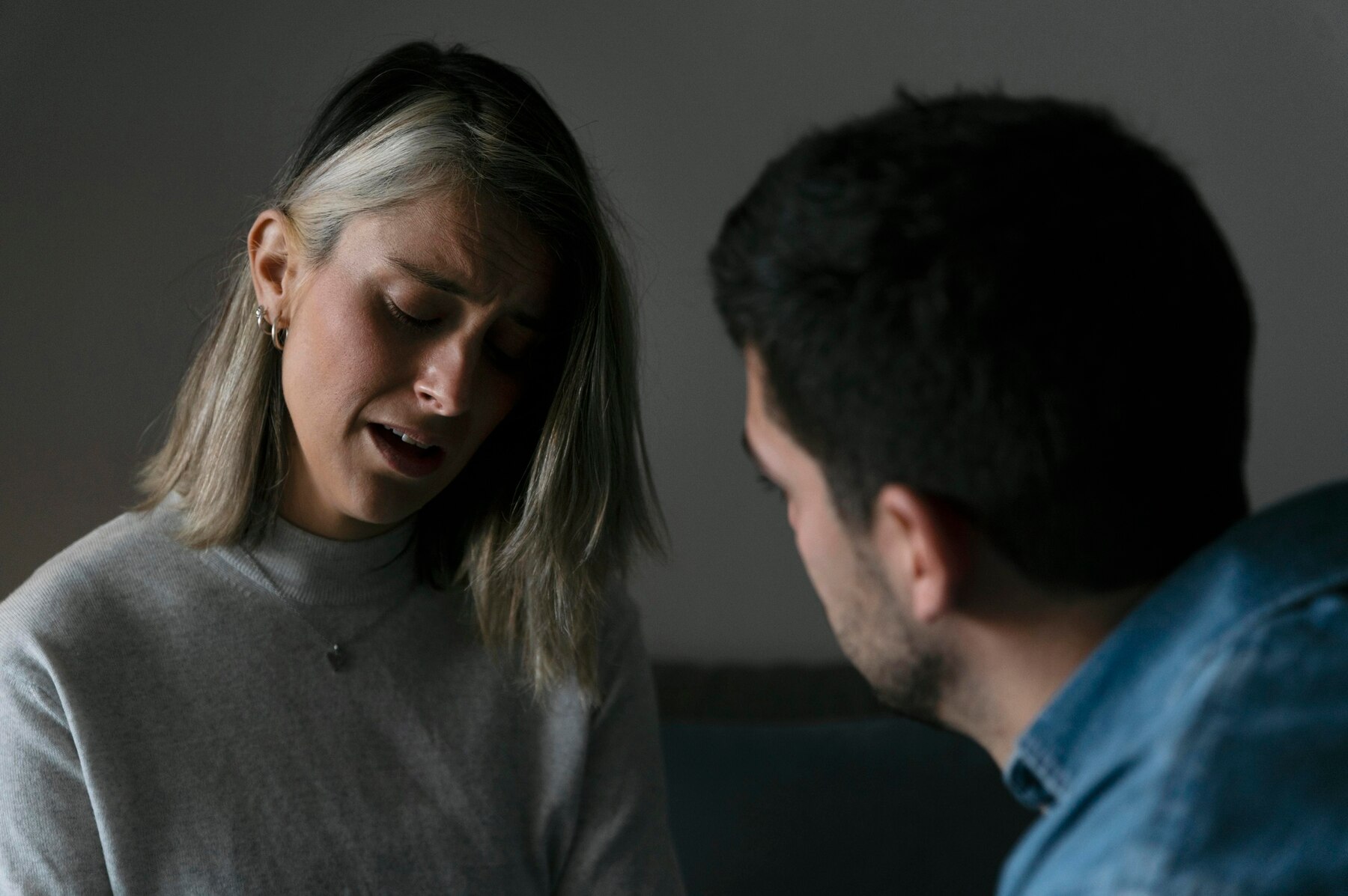 Un homme et une femme en train de parler | Source : FreePik