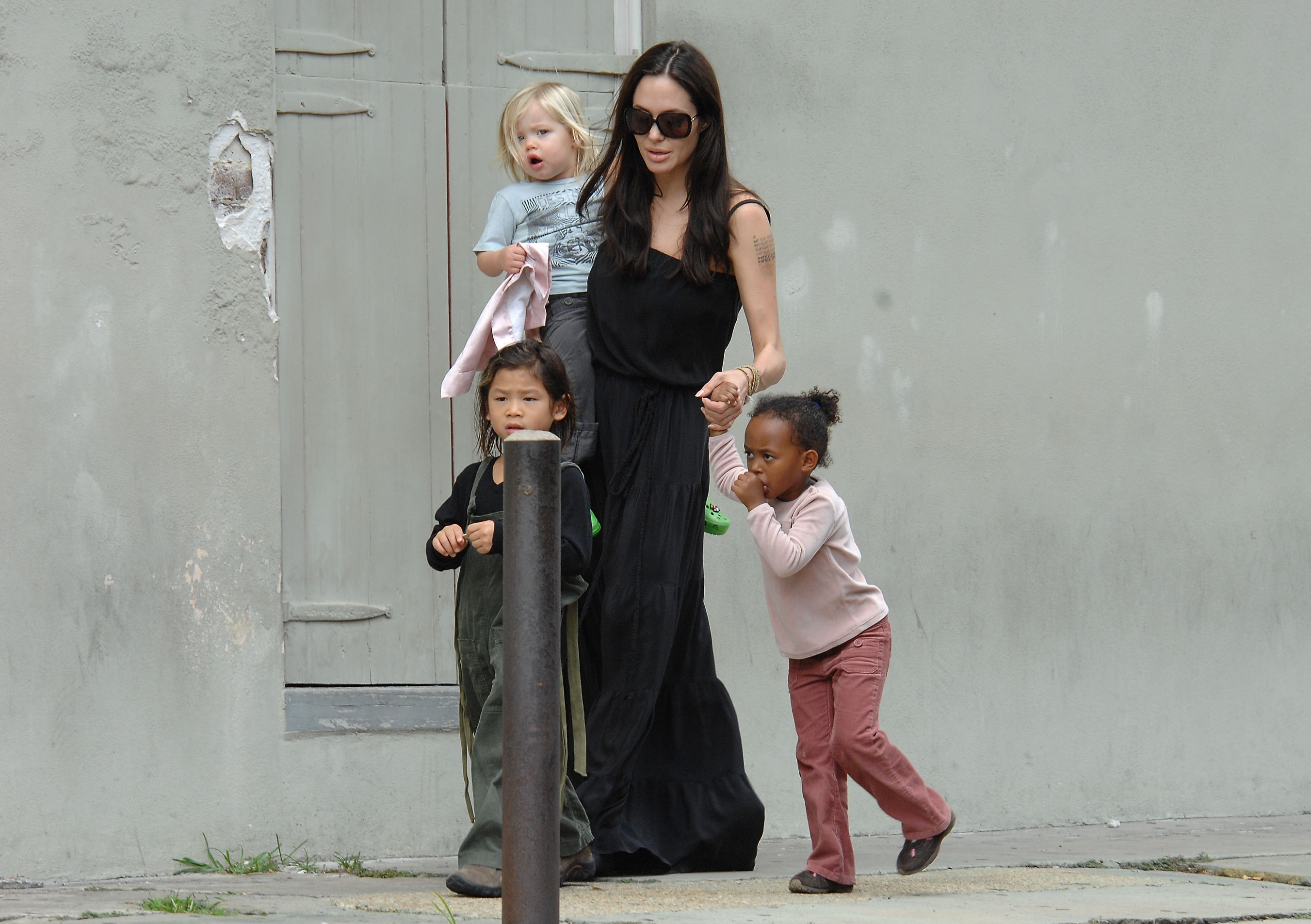 Angelina Jolie avec Zahara, Pax et Shiloh Jolie-Pitt le 6 octobre 2008 à la Nouvelle-Orléans, en Louisiane. | Source : Getty Images
