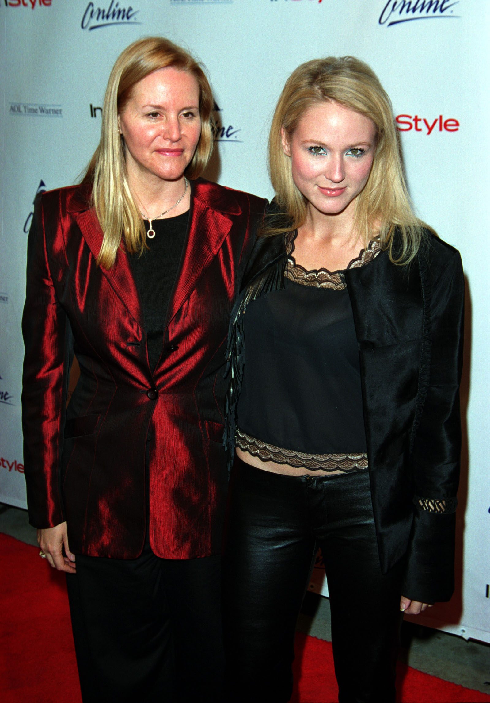 Lenedra Carroll et Jewel à Helping Hands 2 au musée d'art populaire américain à New York, le 12 décembre 2001 | Source : Getty Images