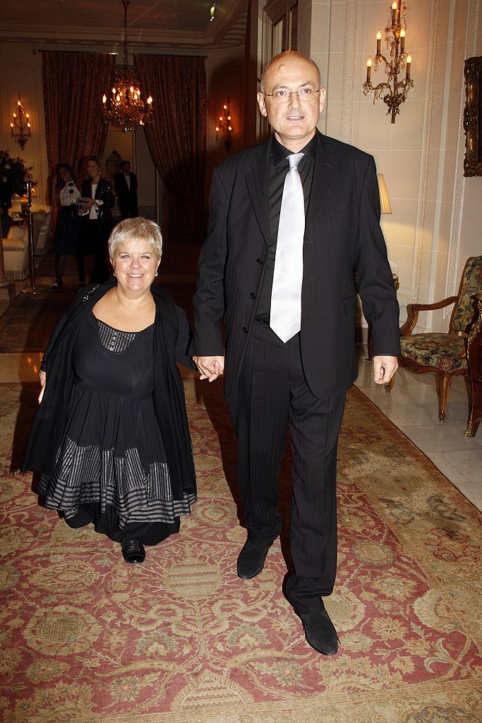 PARIS - 24 NOVEMBRE : Mimie Mathy  et son mari Benoist Gerard assistent à la vente caritative d'ours en peluche conçus par de grandes marques de mode au profit d'"Action Innocence" à l'Hôtel Bristol le 24 novembre 2009 à Paris, France. (Photo par Michel Dufour/WireImage)