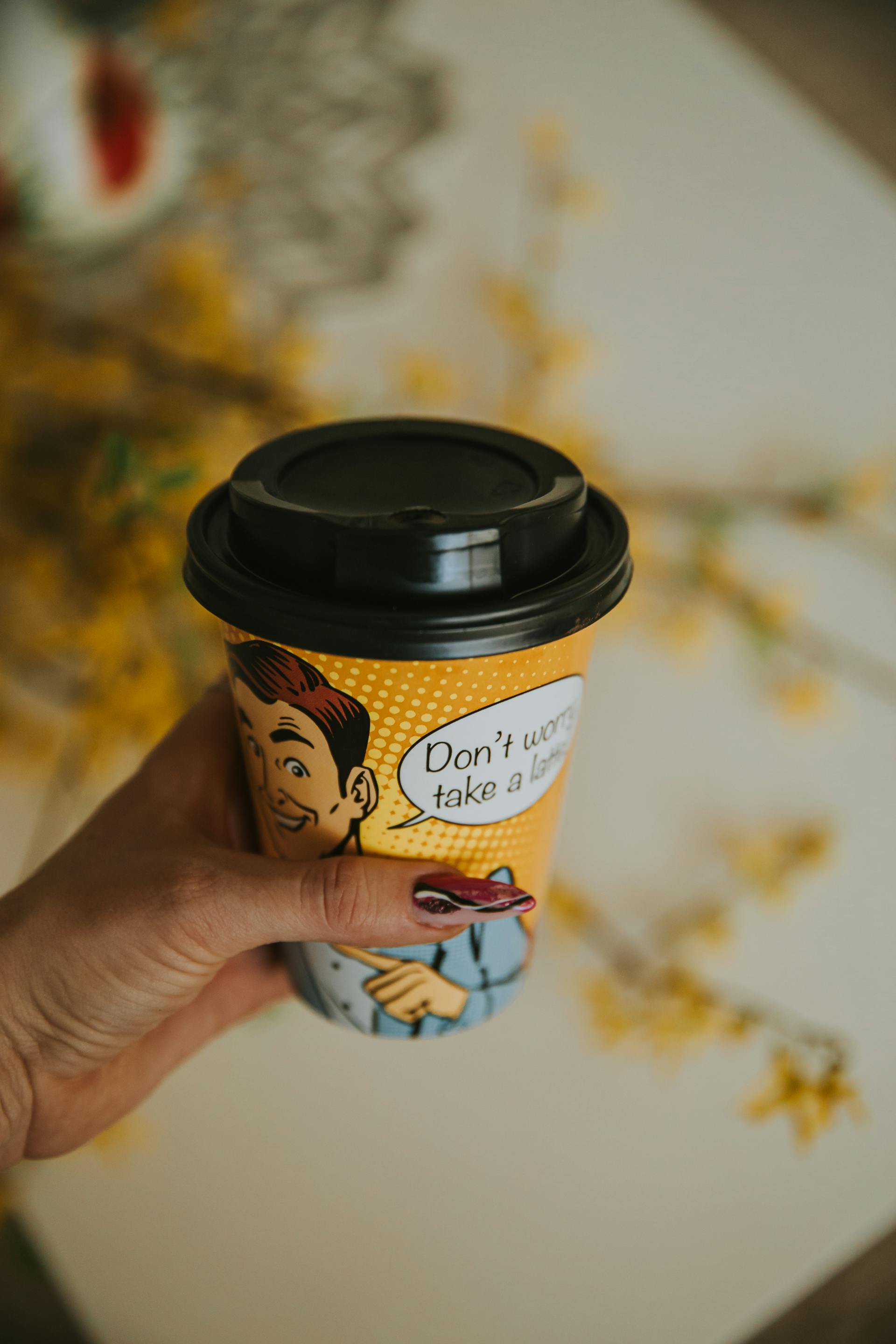 Une femme tenant une tasse de café | Source : Pexels