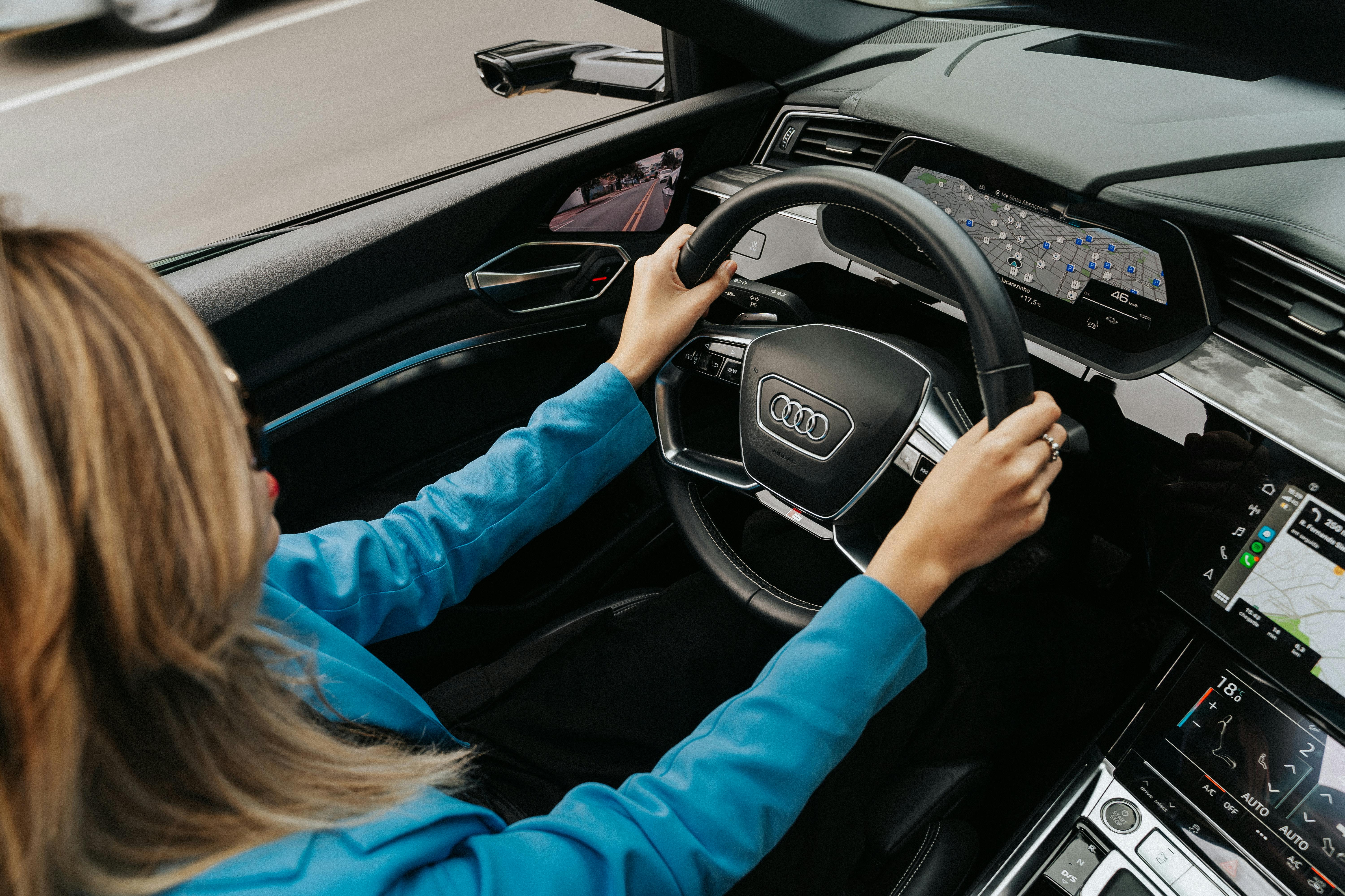 Femme au volant de sa voiture | Source : Pexels