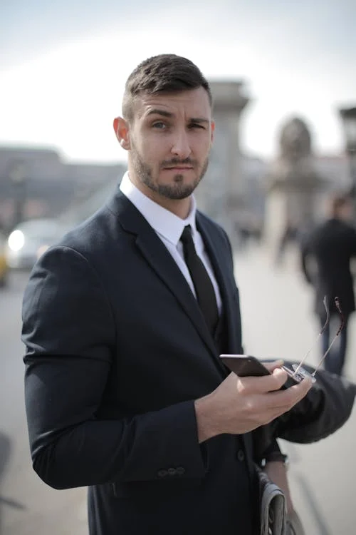 Un homme sérieux en costume | Source : Pexels