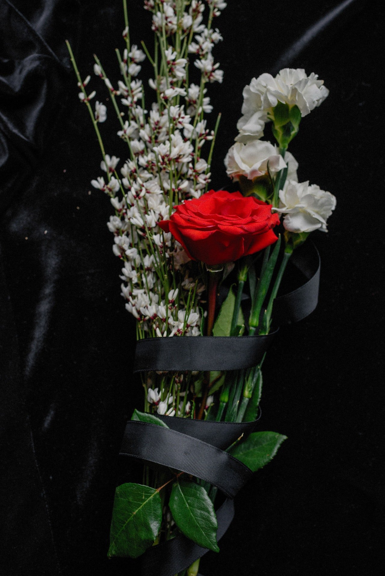 Bouquet enveloppé dans du papier noir | Source : Pexels