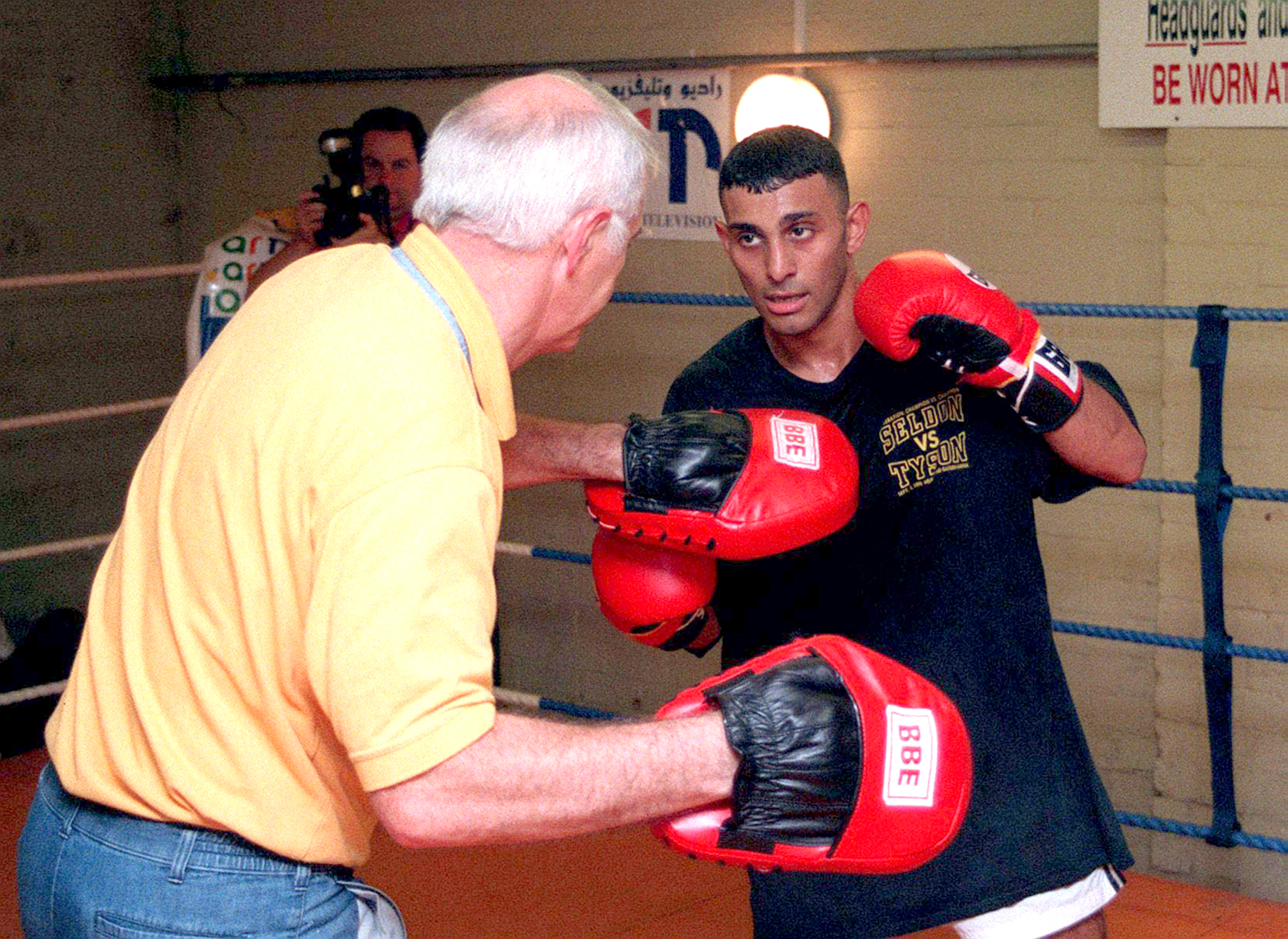 Le prince Naseem Hamed et son entraîneur Brendan Ingle s'entraînent pour le titre WBO des poids plume à Sheffield en 1997 | Source : Getty Images