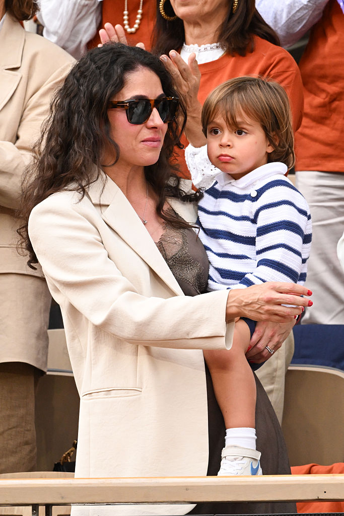 PARIS, FRANCE - 25 MAI : Xisca Perello et Rafael Nadal Junior lors de la cérémonie de présentation rendant hommage à la carrière de Rafael Nadal lors de la première journée des Internationaux de France 2025 à Roland Garros le 25 mai 2025 à Paris, France. (Photo par Stephane Cardinale - Corbis/Corbis via Getty Images)