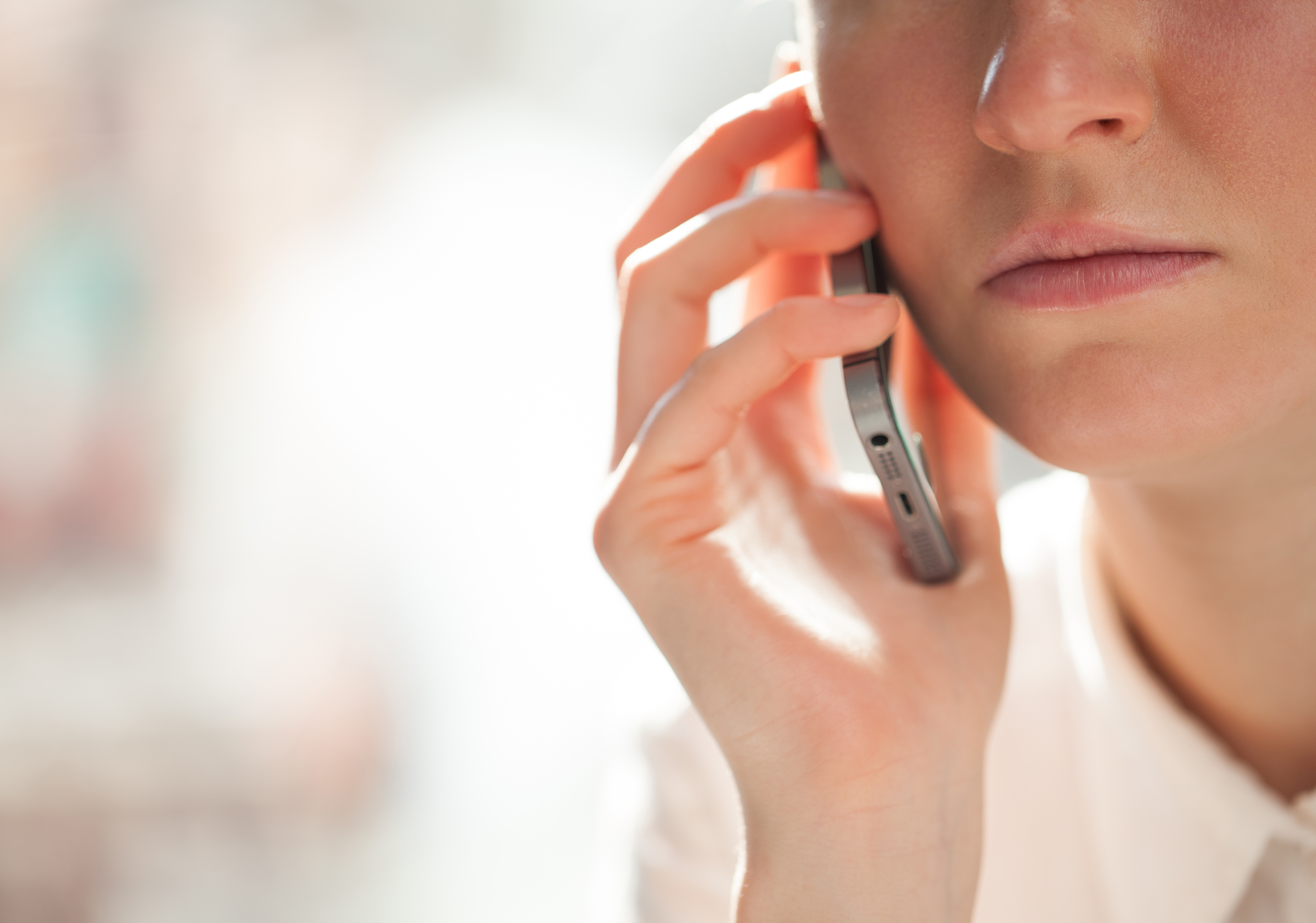 Un gros plan d'une femme qui parle au téléphone | Source : Shutterstock