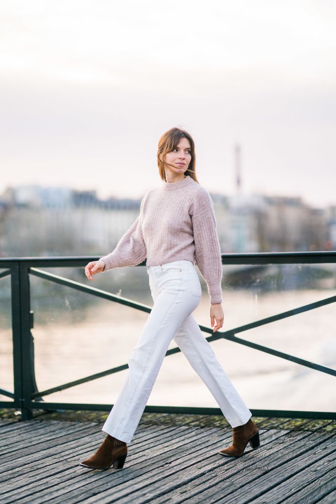 Sandra Maurel en jean blanc | photo : Getty Images