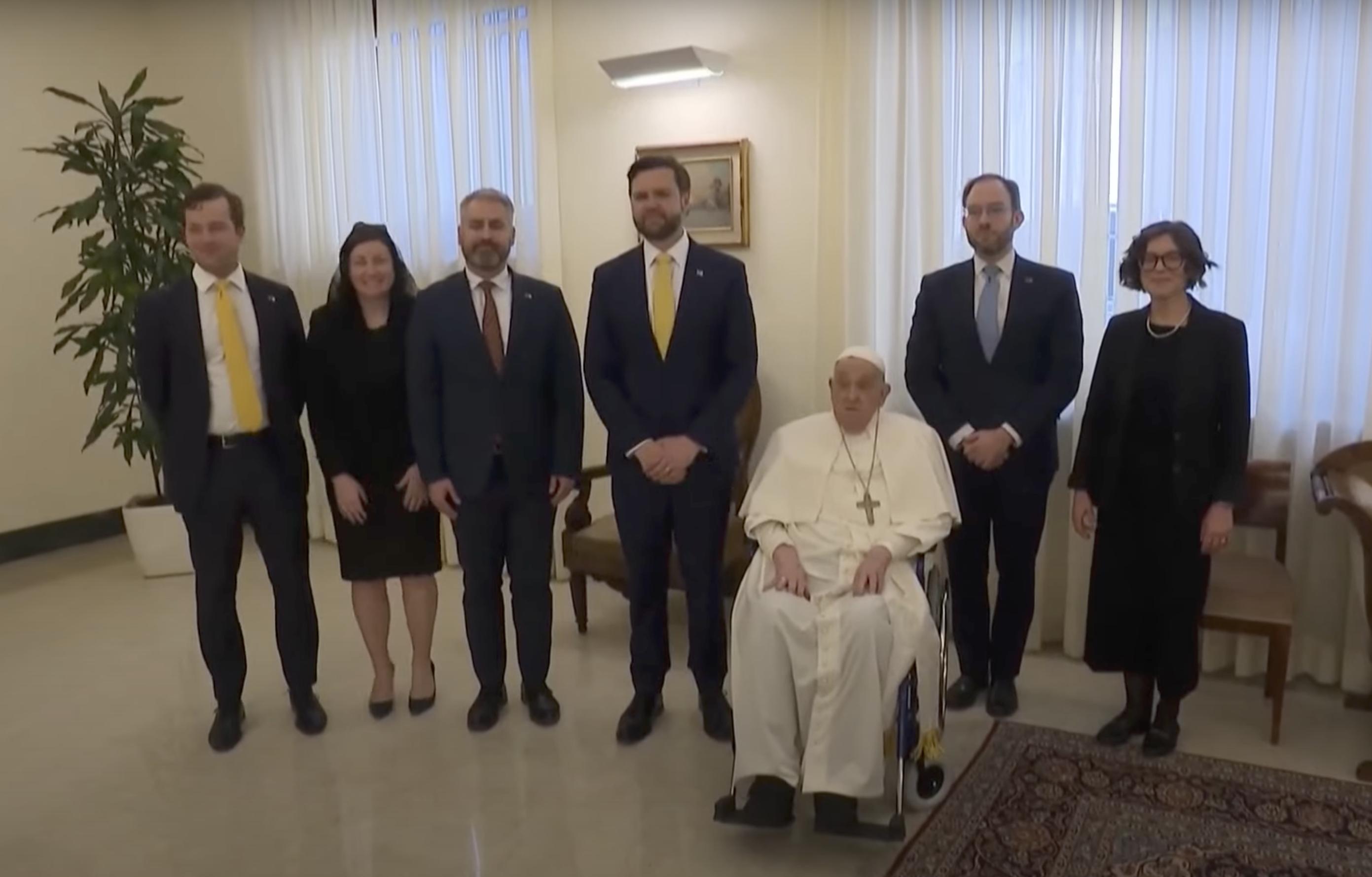 Une capture d'écran de JD Vance avec le pape François lors de leur échange à Pâques, tirée d'une vidéo datée du 20 avril 2025. | Source : YouTube/AFP News Agency