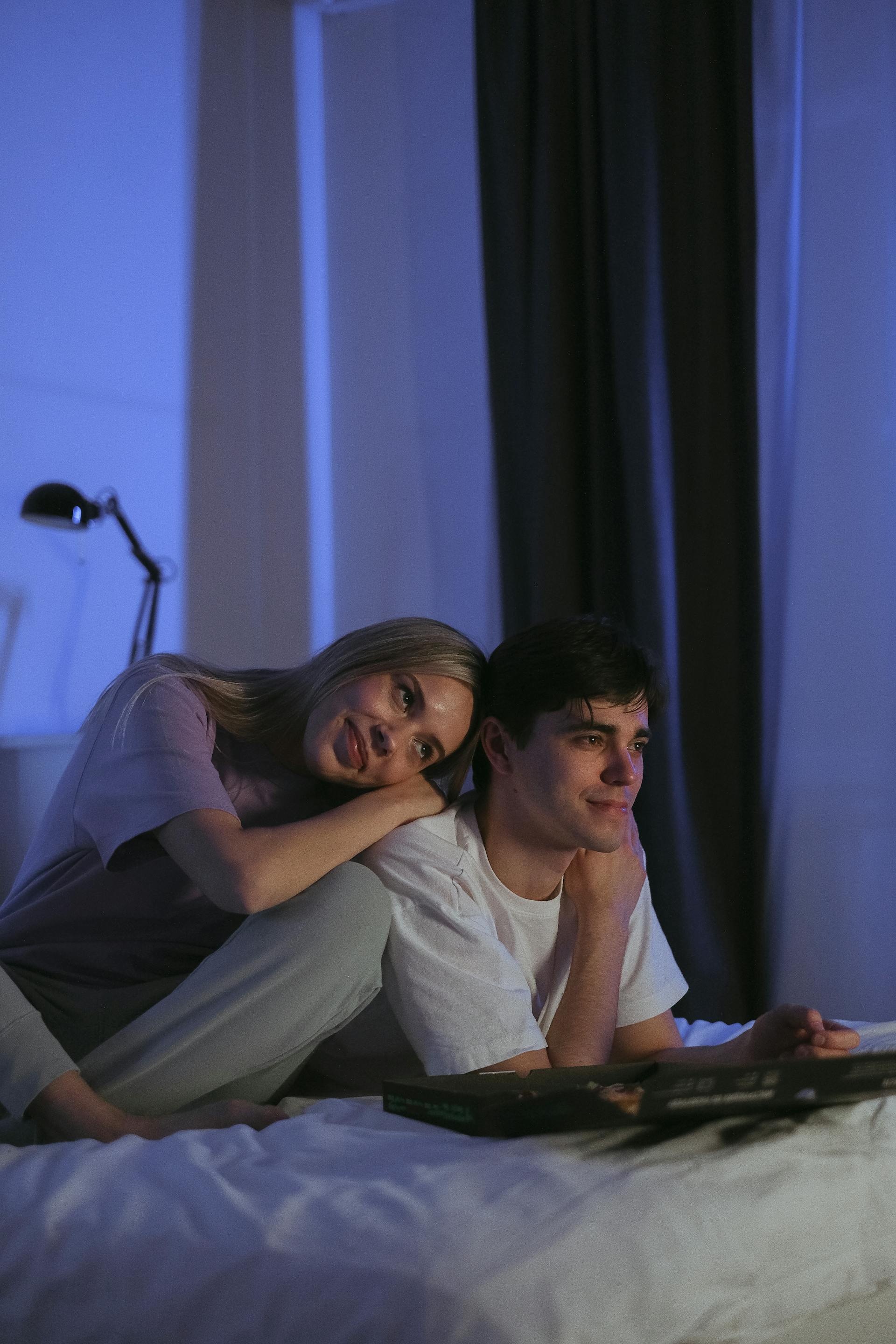 Un couple qui parle sur le lit | Source : Pexels