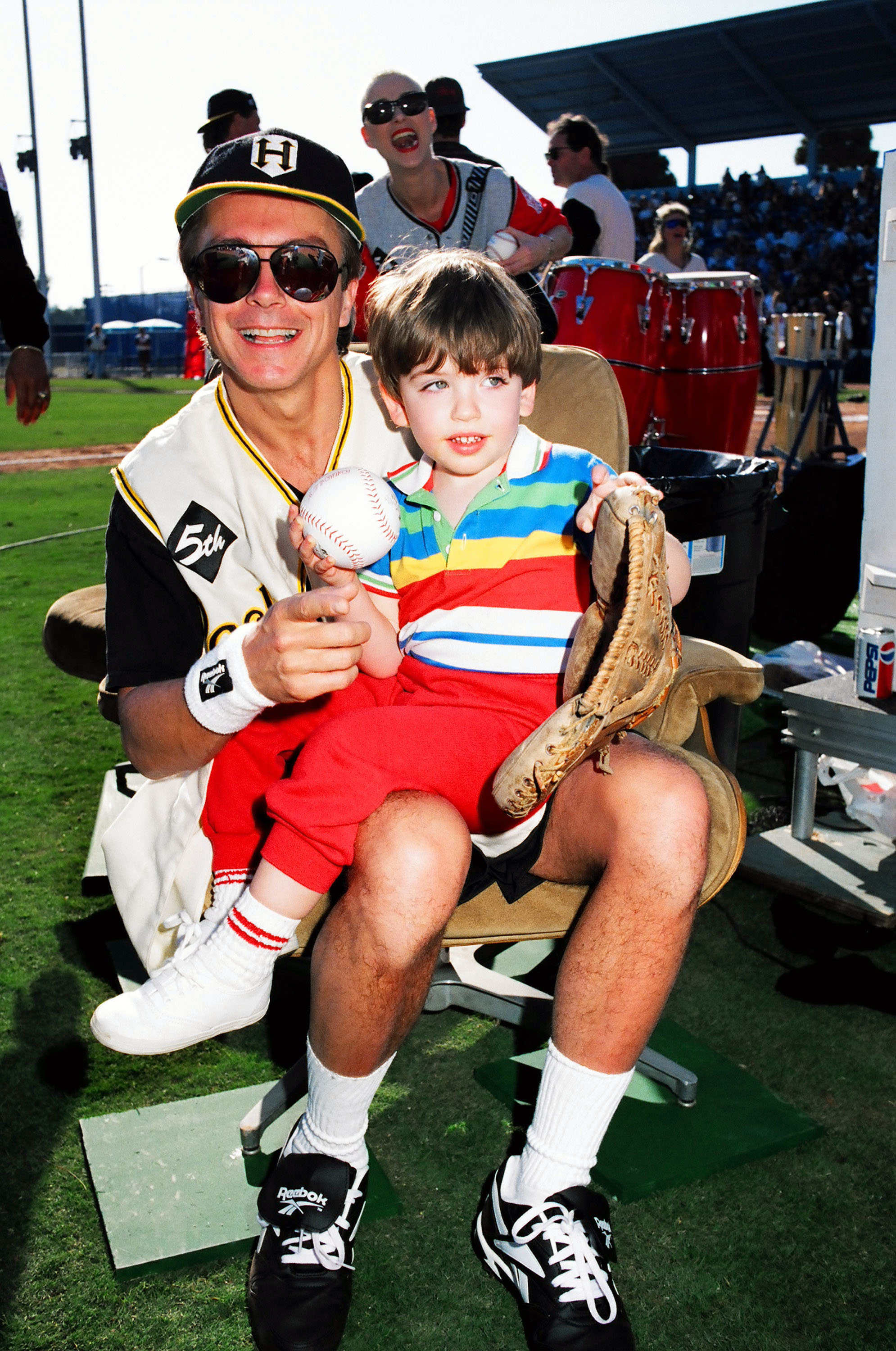 David et Beau Cassidy lors de la 3e édition annuelle de la balle molle Rock 'n Jock de MTV, le 23 janvier 1992, à Long Beach, en Californie. | Source : Getty Images