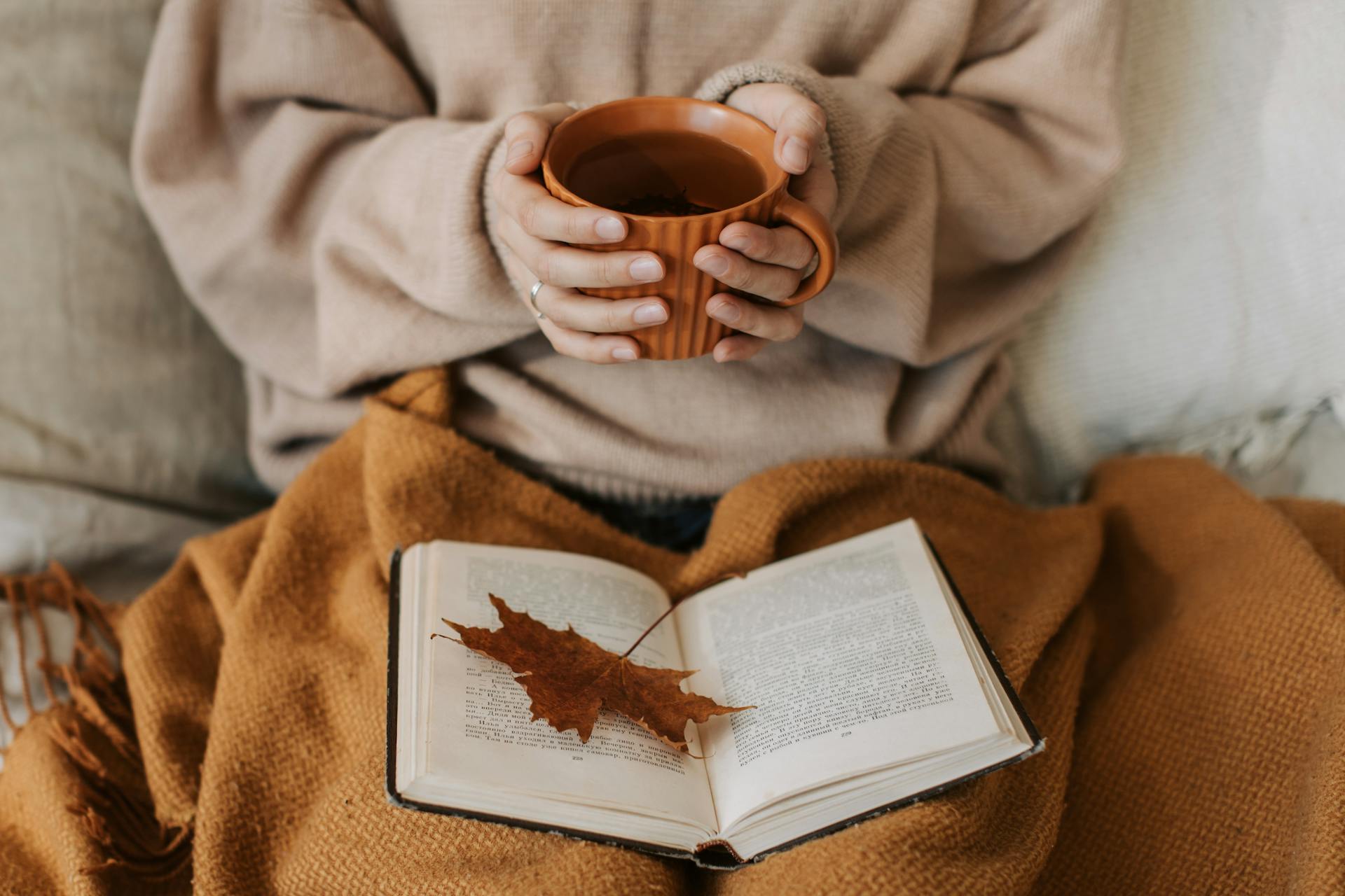 Une femme tenant une tasse de thé | Source : Pexels