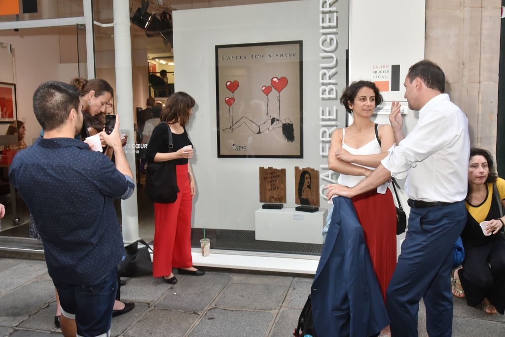 Une vue générale de l'atmosphère pendant "Des Mots Coeurs" : L'exposition de Miss Tic à la Galerie Brugier Rigail le 31 mai 2018 à Paris, France. | Photo : Getty Images