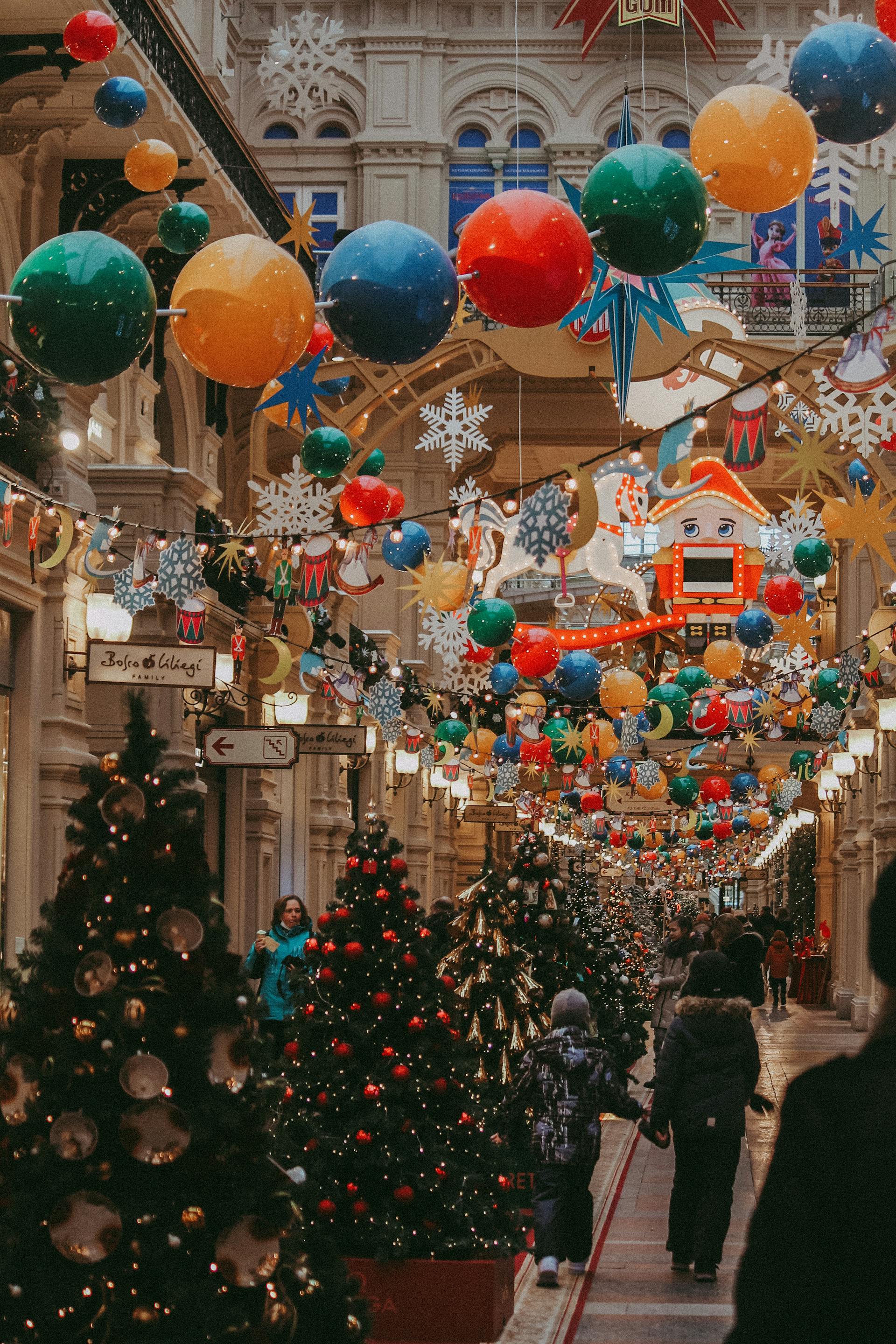 Un centre commercial décoré pour Noël | Source : Pexels