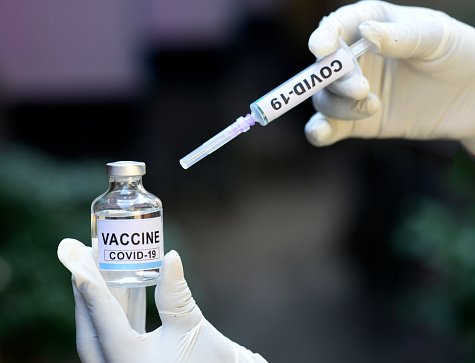 Un flacon de vaccin contre le coronavirus Covid-19 et une seringue. | Photo : Getty Images