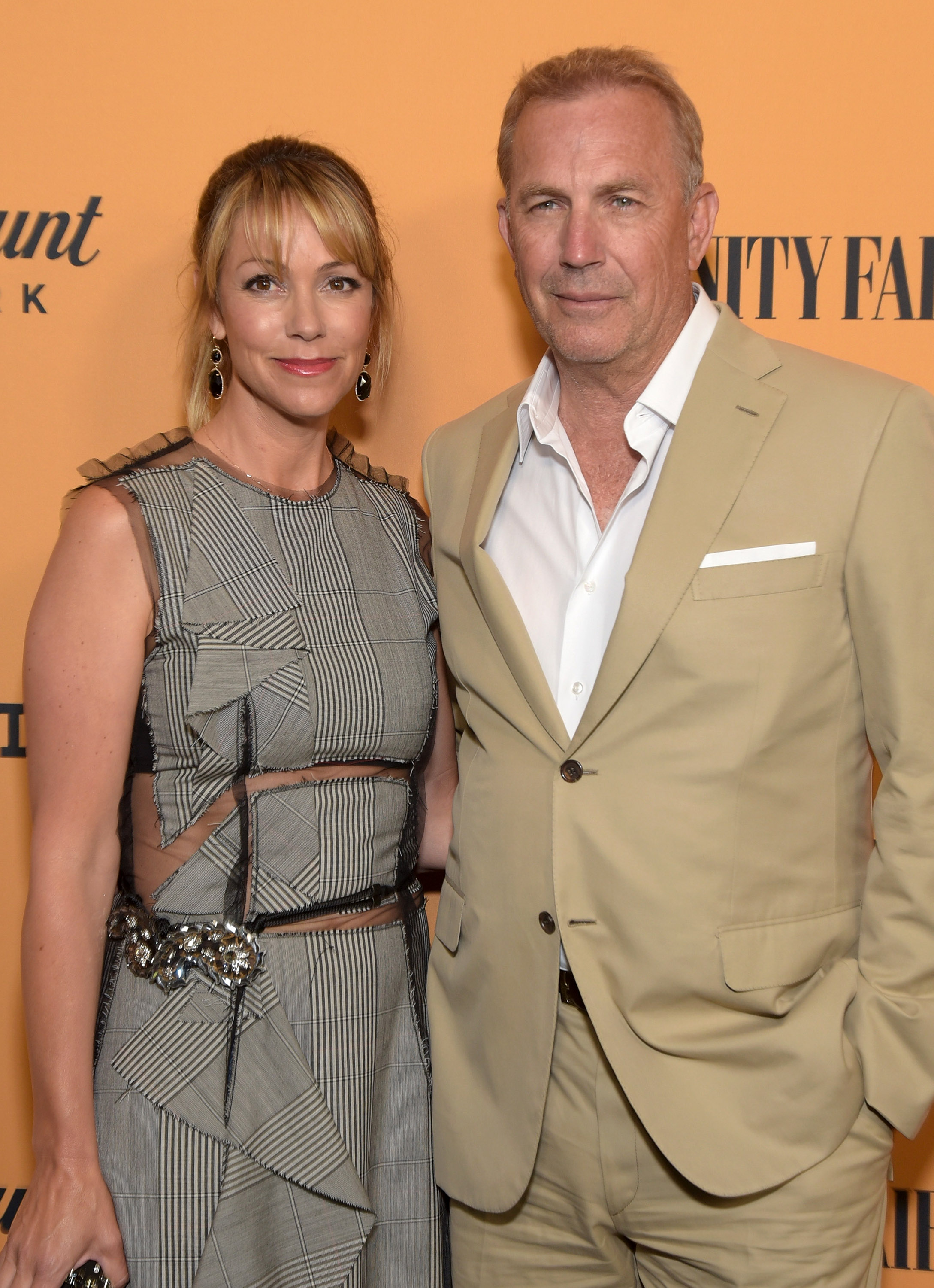 Christine Baumgartner et Kevin Costner assistent à la première de Paramount Pictures "Yellowstone" au Paramount Studios le 11 juin 2018 à Hollywood, California. | Source : Getty Images