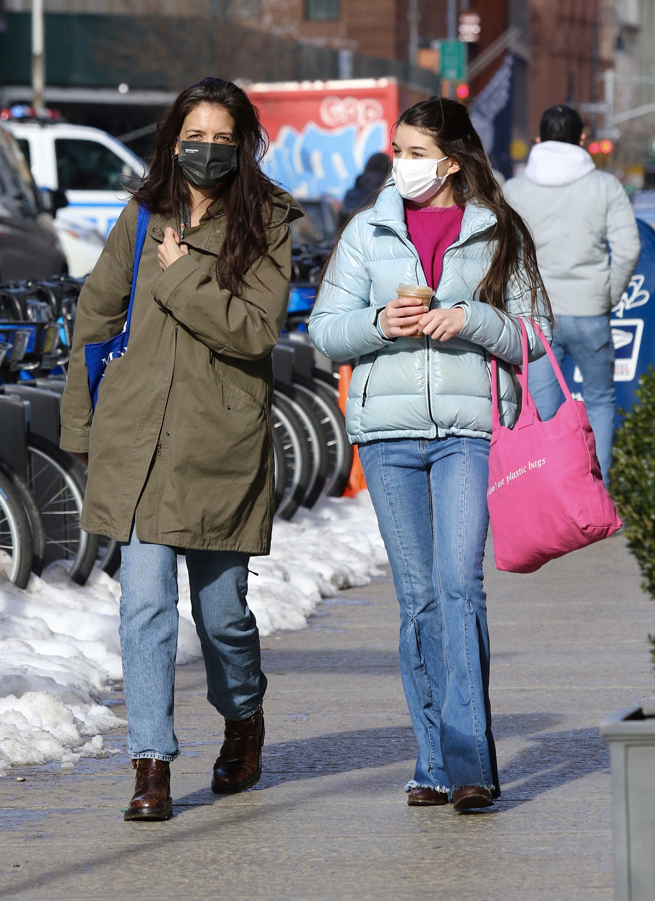 Katie Holmes et Suri Cruise sortent se promener le 6 février 2021 à New York. | Source : Getty Images