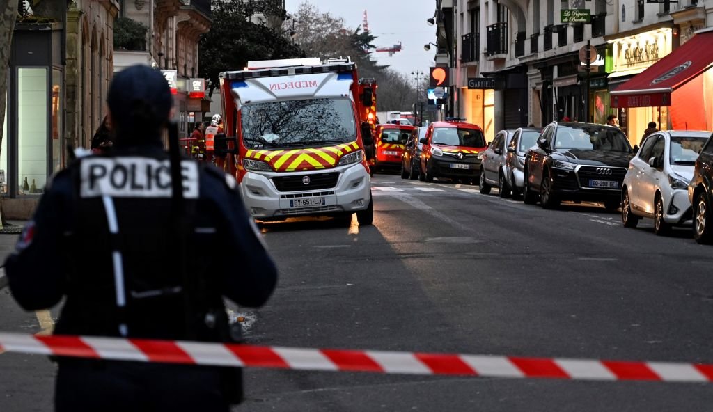 Les pompiers le 5 février 2019, après l'incendie d'un immeuble au 17 bis rue Erlanger à Paris. l Source : Getty Images