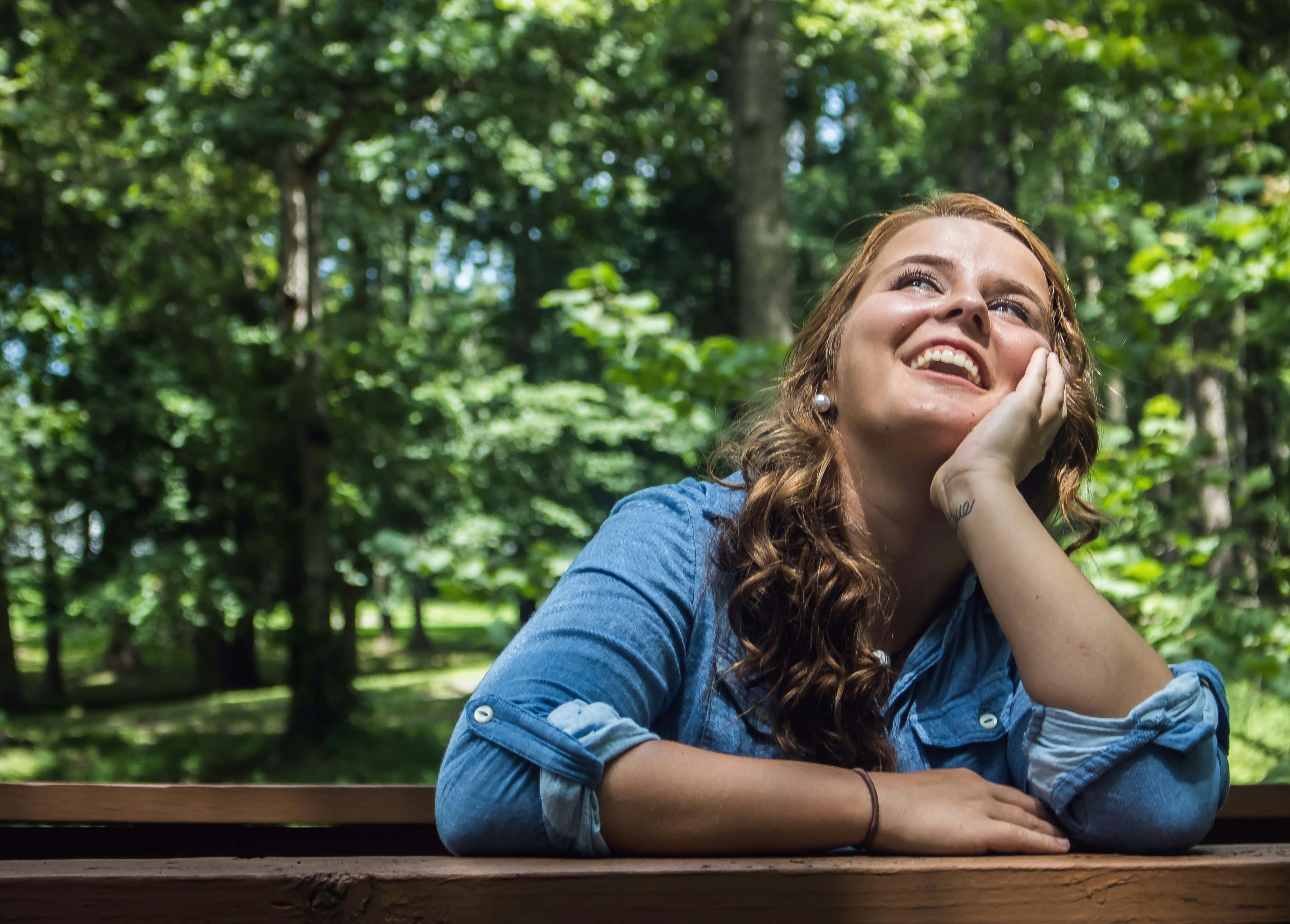 Une femme qui regarde vers le haut | Source : Pexels