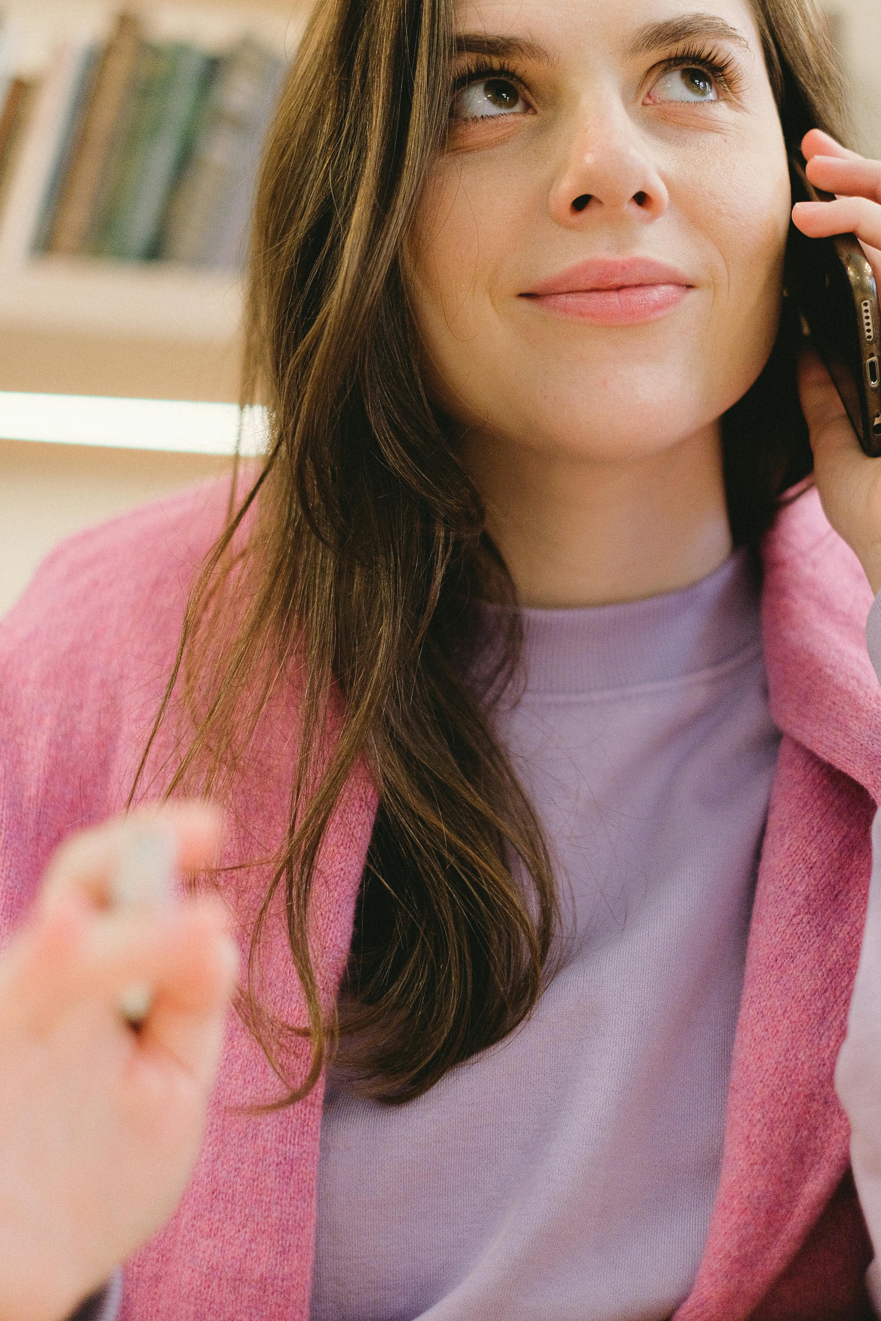 Une femme souriante qui parle au téléphone | Source : Pexels