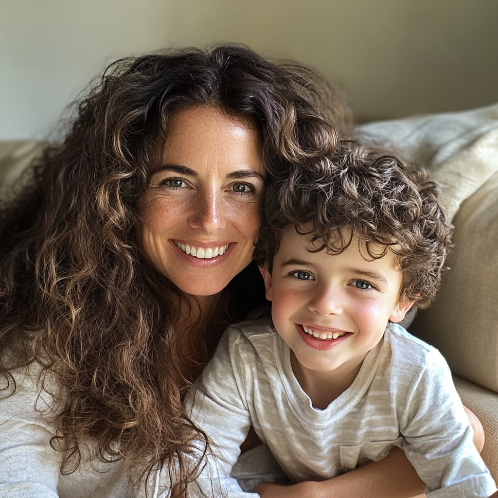 Une femme et son fils assis sur un canapé | Source : Midjourney