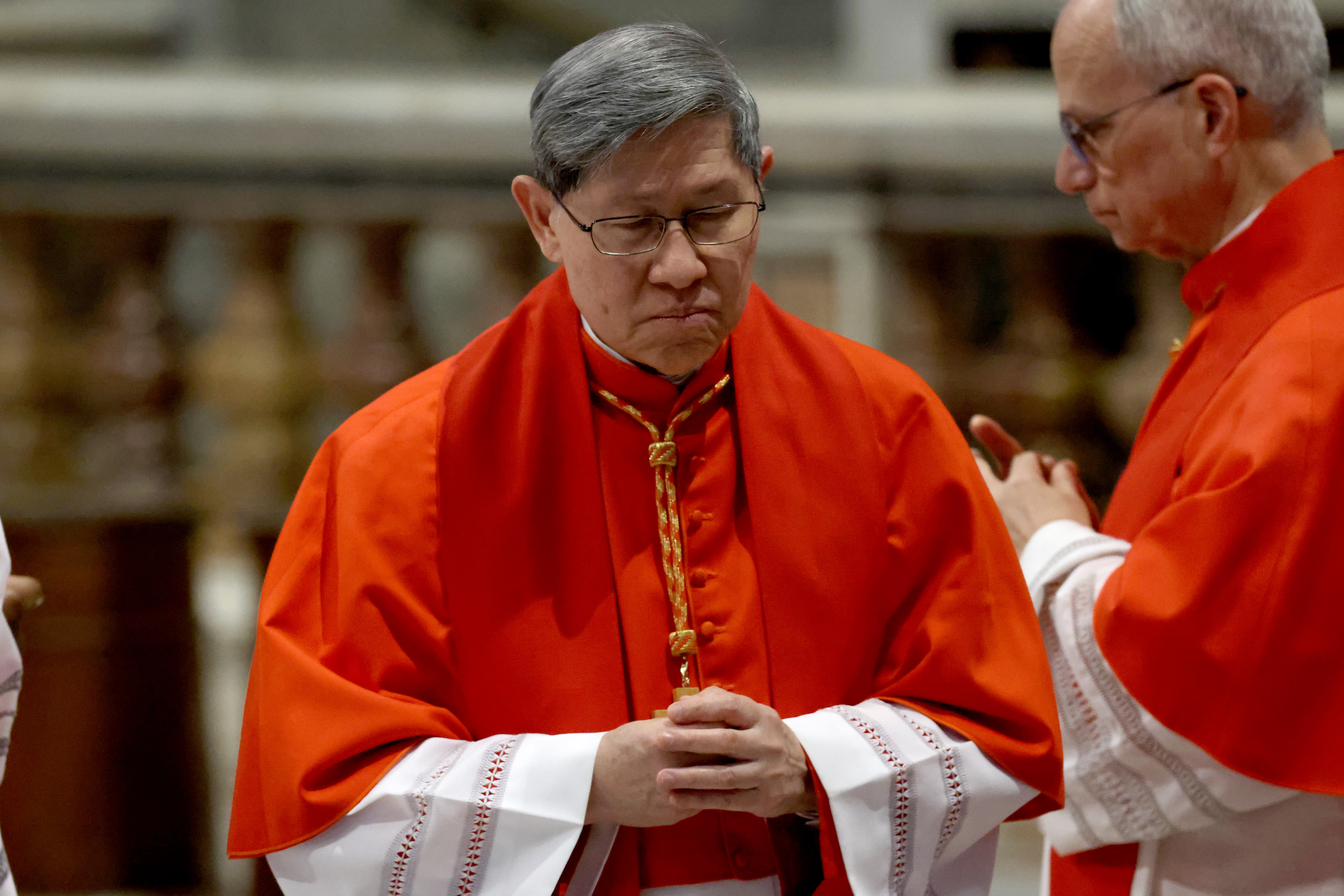 Le cardinal Luis Antonio Tagle assiste à la liturgie solennelle de la Passion du Seigneur le Vendredi saint, le 18 avril 2025, dans la basilique Saint-Pierre, au Vatican. | Source : Getty Images