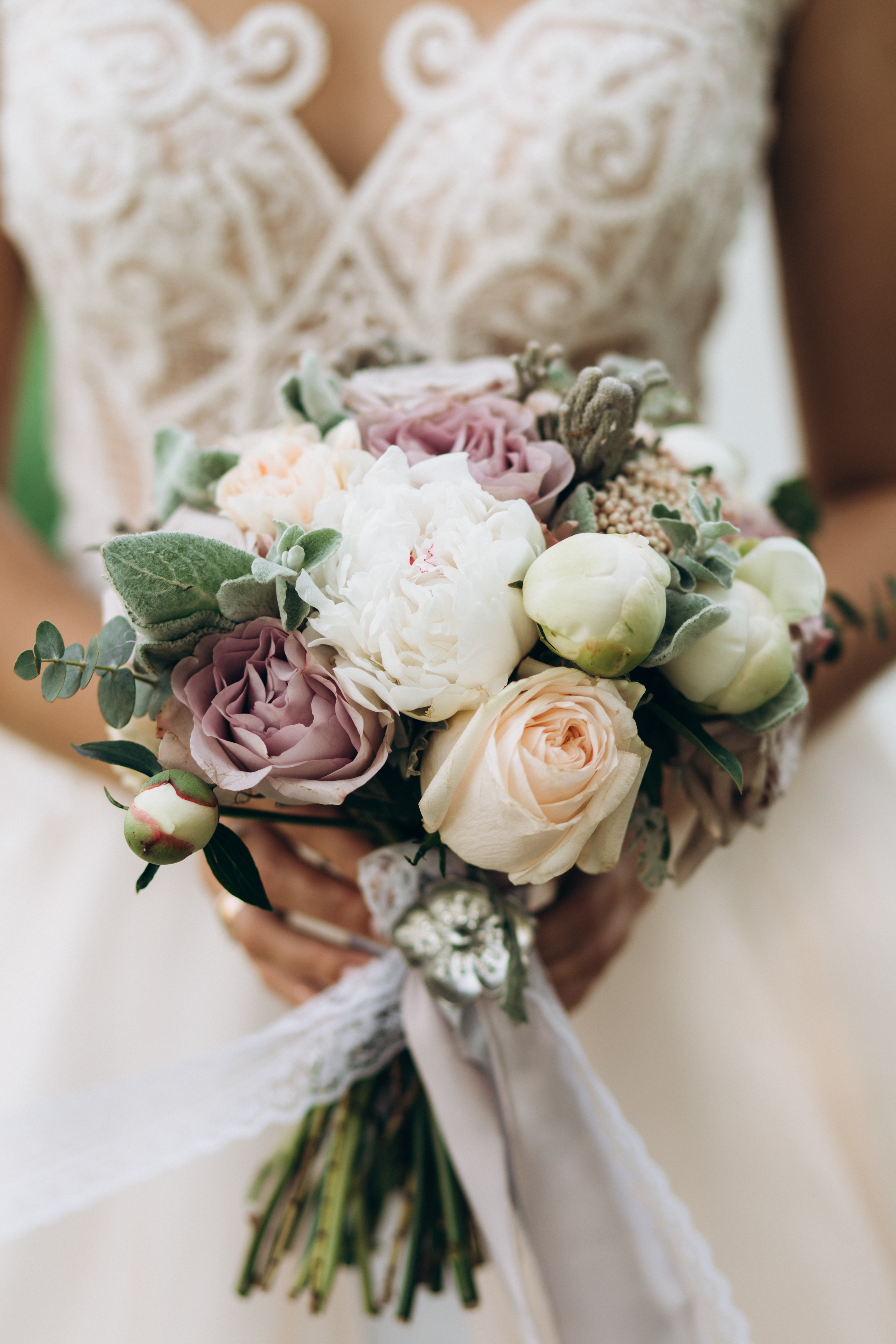 Une mariée tenant un bouquet de fleurs. | Source : Freepik