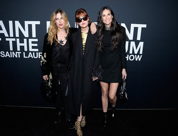 L'actrice Demi Moore et ses filles Scout Willis et Tallulah Willis assistent au spectacle Saint Laurent au Hollywood Palladium | Photo: Getty Images