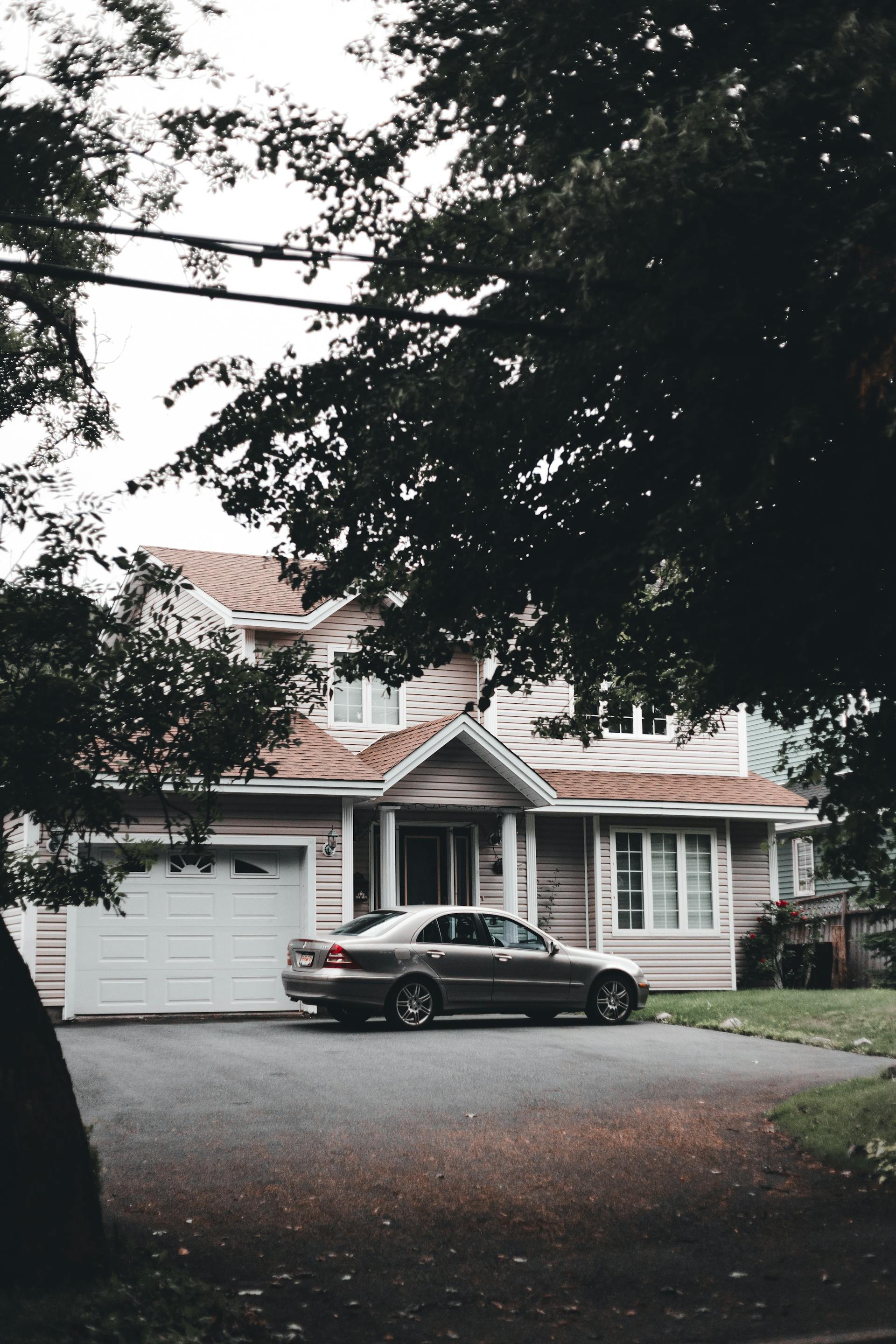 Une voiture devant une maison | Source : Pexels