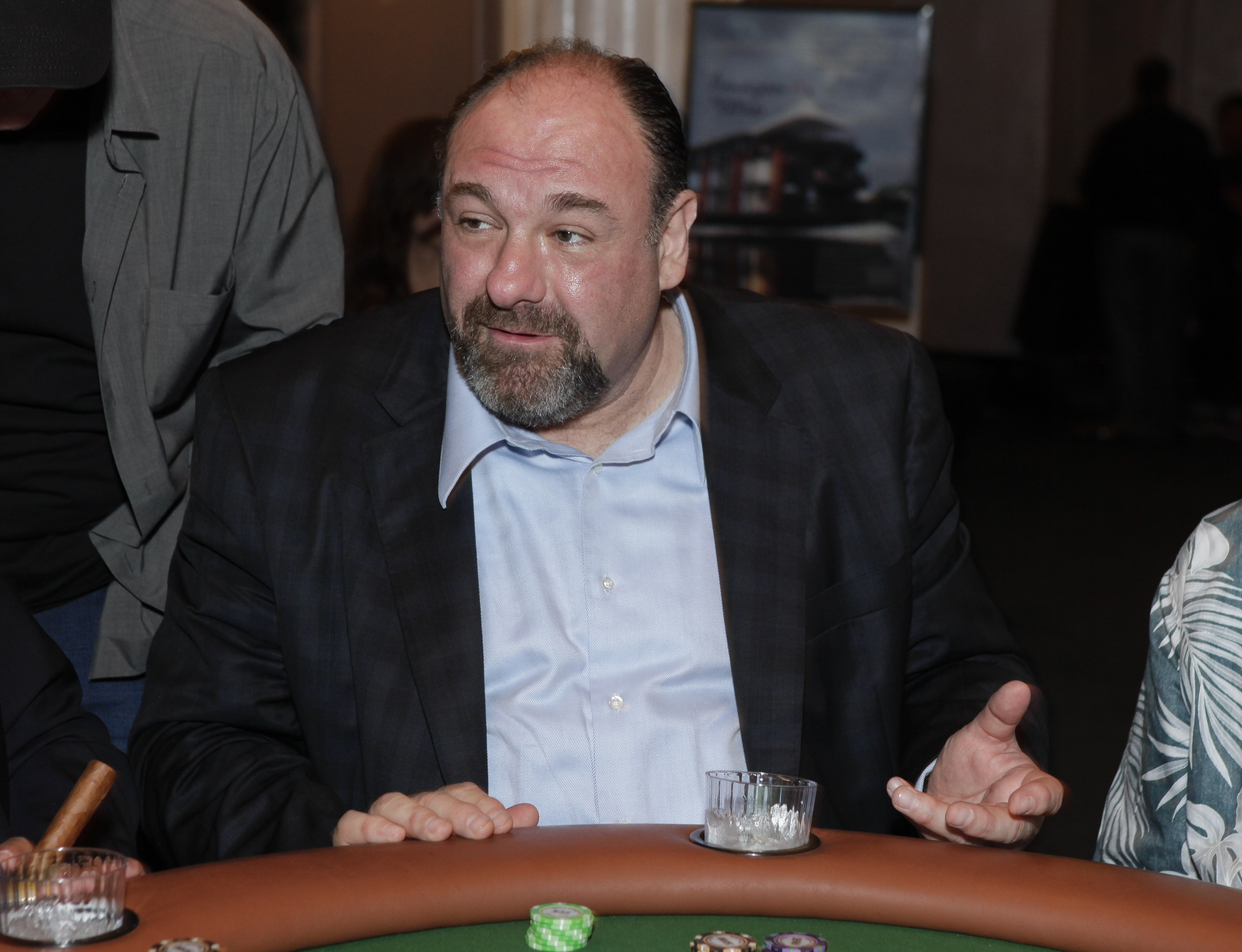 James Gandolfini a souvent animé des événements caritatifs liés au poker tout au long de sa carrière. Sur cette photo, il a assisté au tournoi de poker des célébrités de la Los Angeles Police Memorial Foundation au Saban Theatre le 27 avril 2013, à Beverly Hills, en Californie. | Source: Getty Images