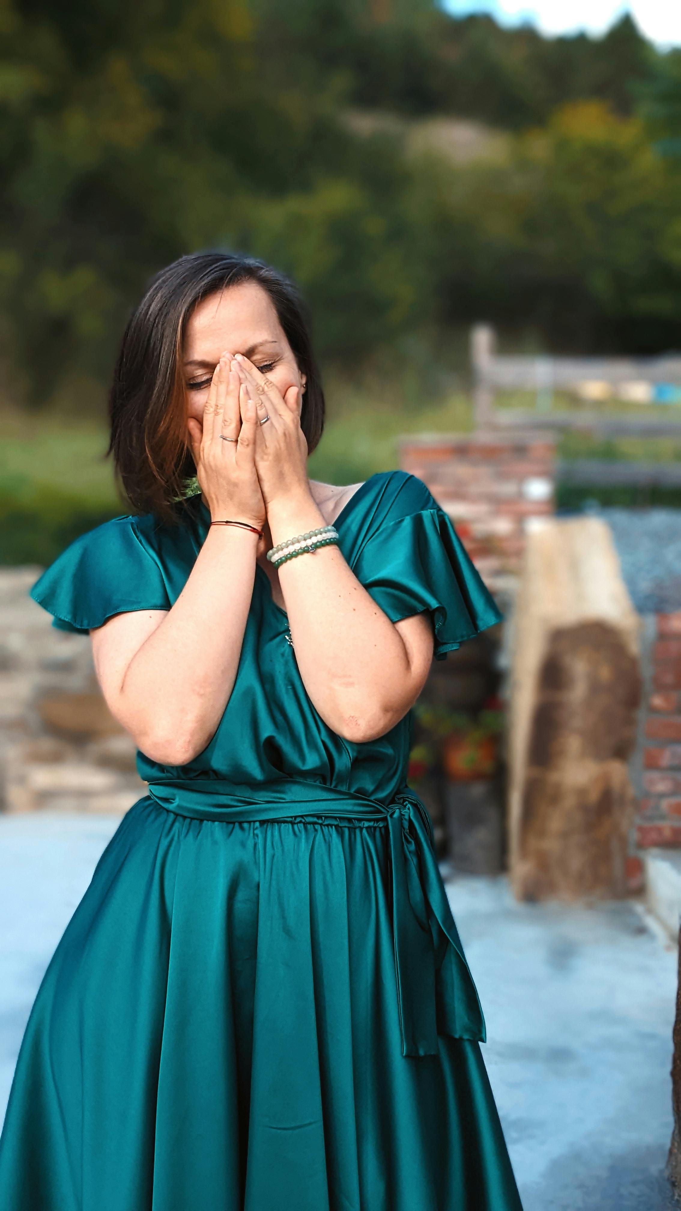 Une femme émue, les mains sur le visage | Source : Pexels