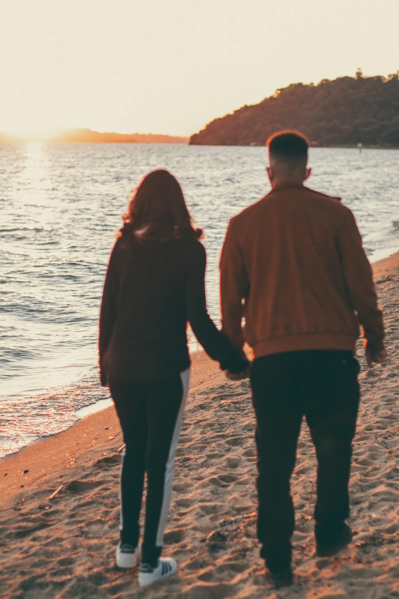 Un couple se promenant sur la plage | Source : Pexels