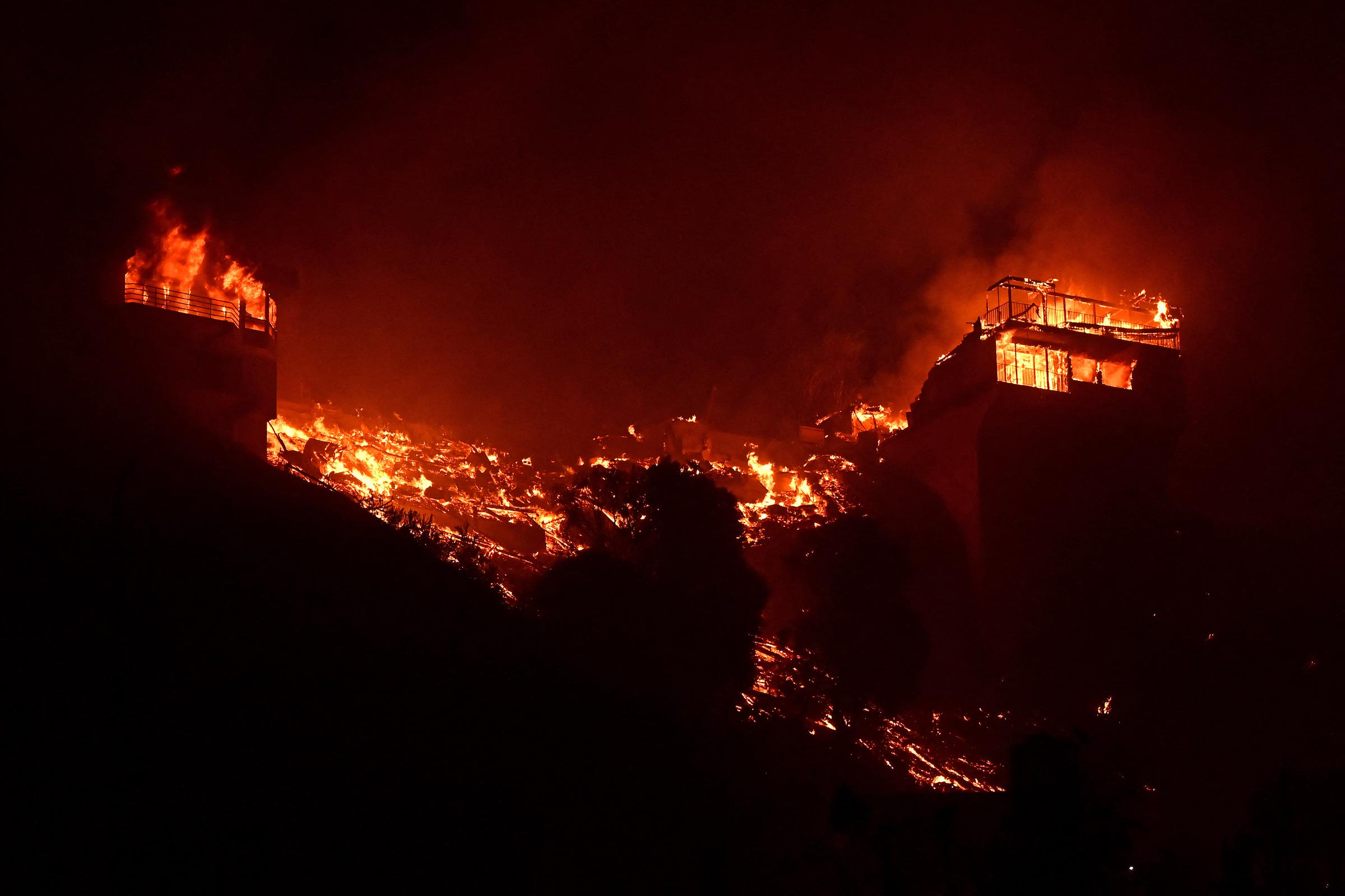 Des structures brûlent le long de la Pacific Coast Highway lors de l'incendie de Palisades à Malibu, en Californie, le 8 janvier 2025 | Source : Getty Images