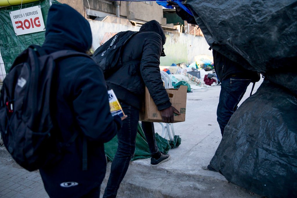De l'aide apportée à un camp de SDF | source : Getty Images