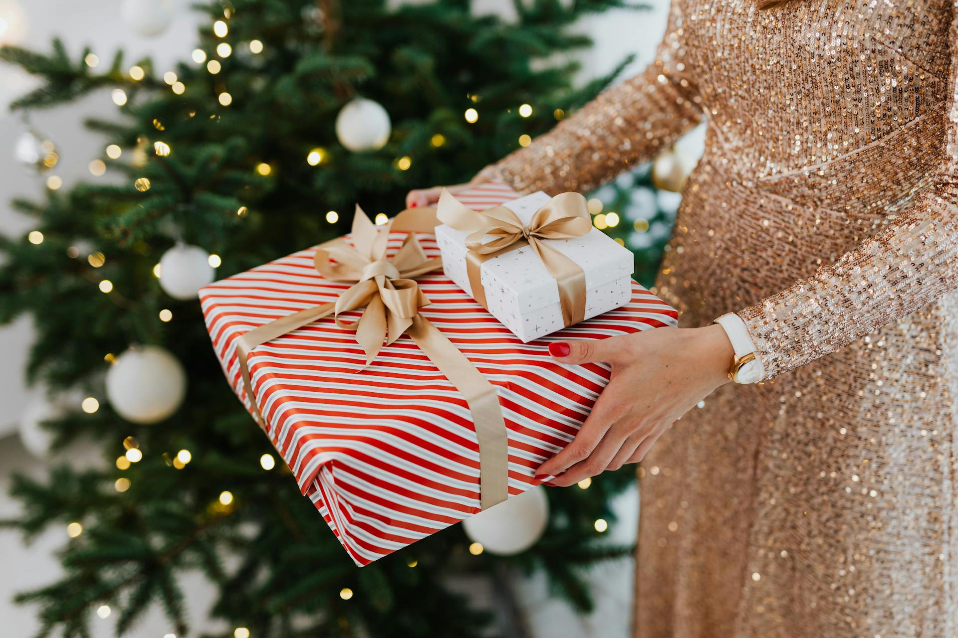 Une femme tenant des cadeaux | Source : Pexels