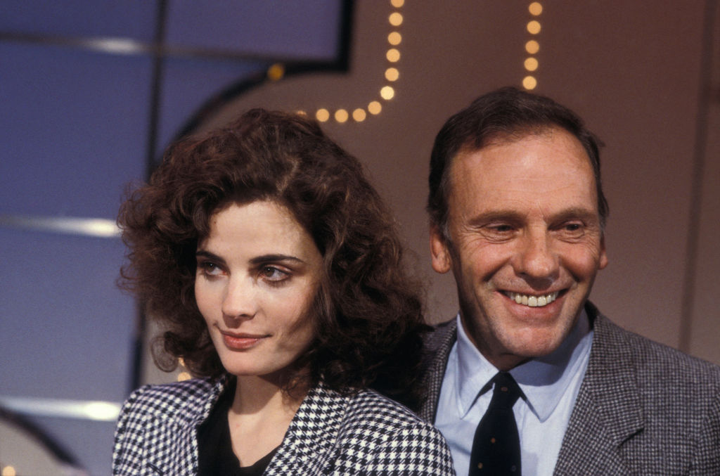 Jean-Louis Trintignant et sa fille Marie lors d'une émission de télévision le 6 janvier 1985 à Paris, France. (Photo by Frédéric REGLAIN/Gamma-Rapho via Getty Images)