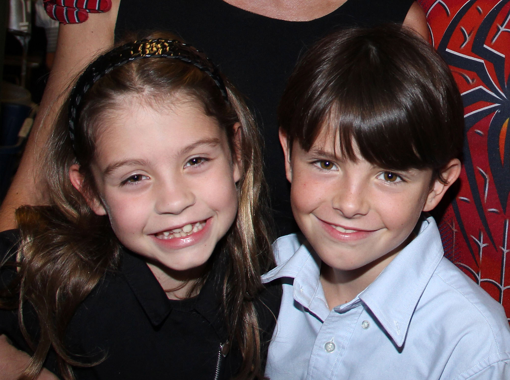 Carys et Dylan Douglas posent dans les coulisses de la comédie musicale à succès "Spider-Man : Turn Off The Dark" au Foxwood Theater le 1er octobre 2011 à New York | Source : Getty Images