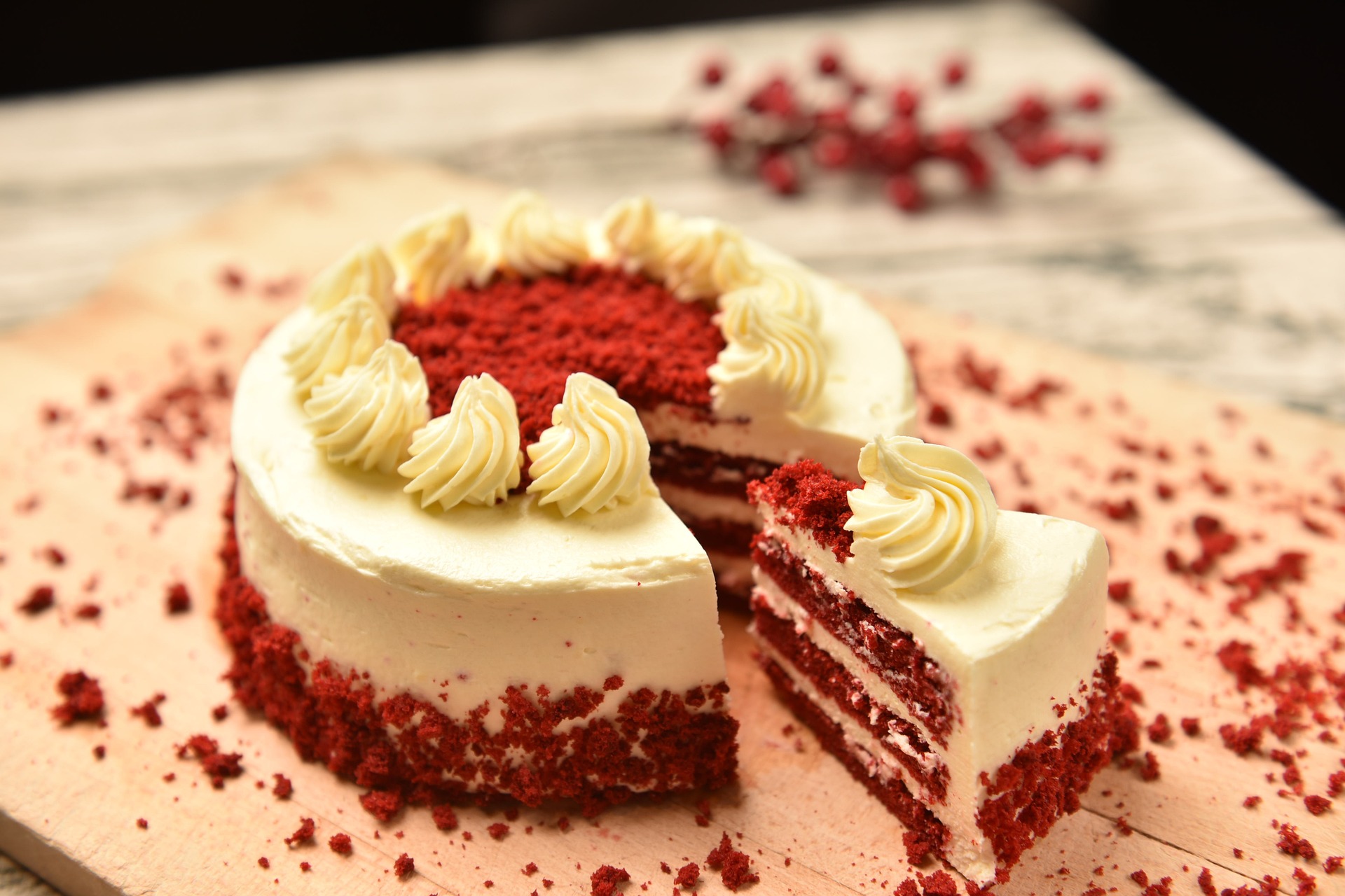 Un Red Velvet posé sur une surface en bois | Source : Pixabay