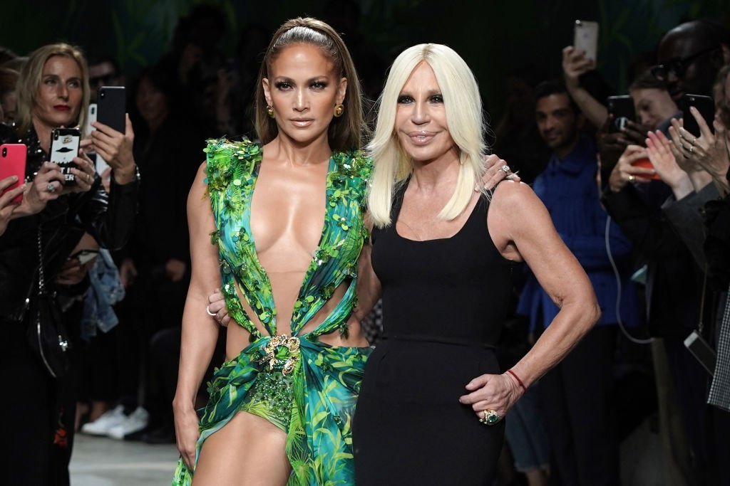 Jennifer Lopez et Donatella Versace marchent sur la piste du défilé Versace pendant la Semaine de la mode de Milan printemps/été 2020. | Source : Getty Images