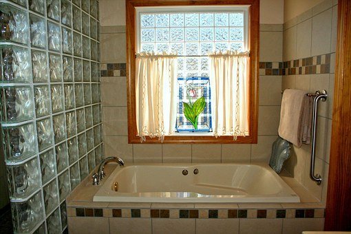 Une salle de bains et son vitrail propres. | Pixabay